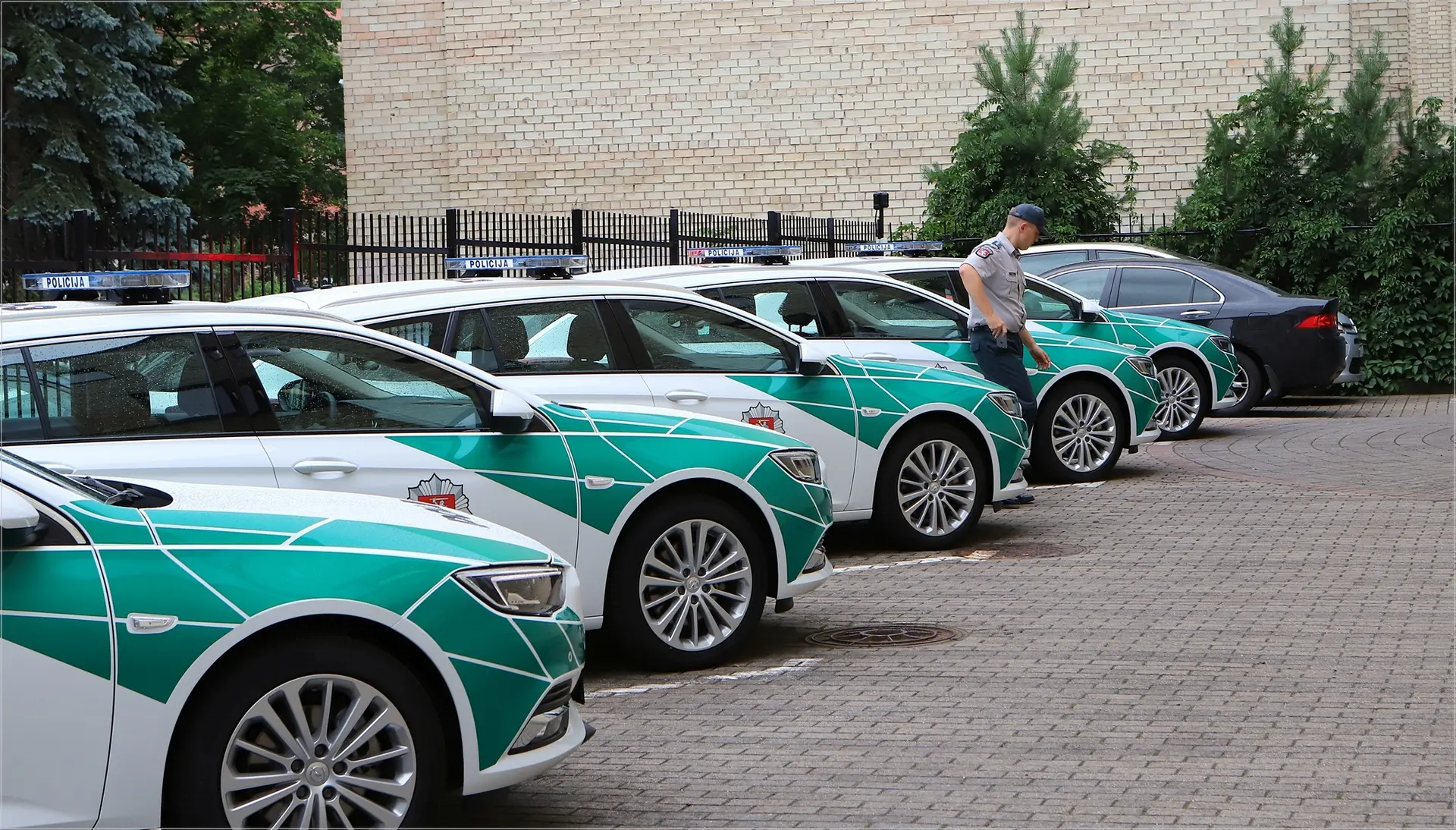 Nauji policijos „Opel“