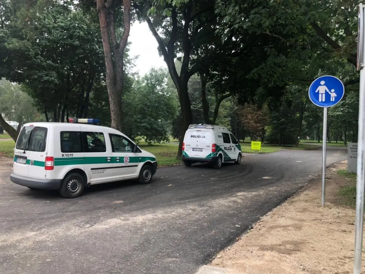 Ramybės parke pastatyti policijos automobiliai