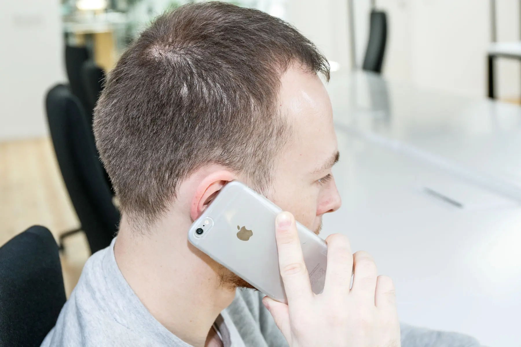 Mobilus telefonas, telefonu kalbantis žmogus