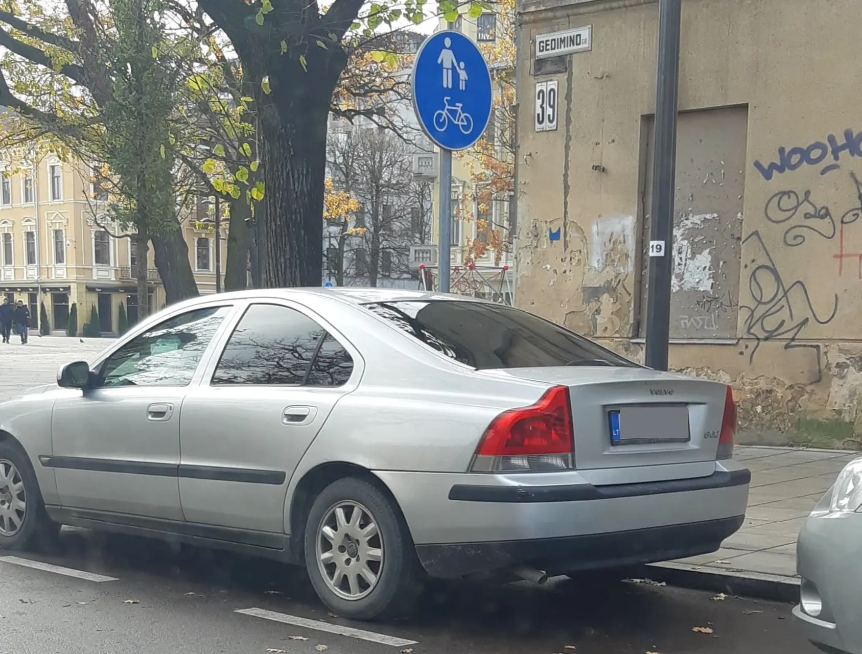 Gedimino gatvėje pastatytas automobilis