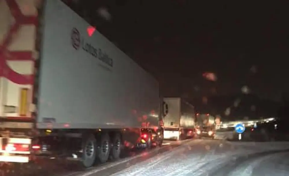 Sunkiasvoriai automobiliai neužkyla į kalną
