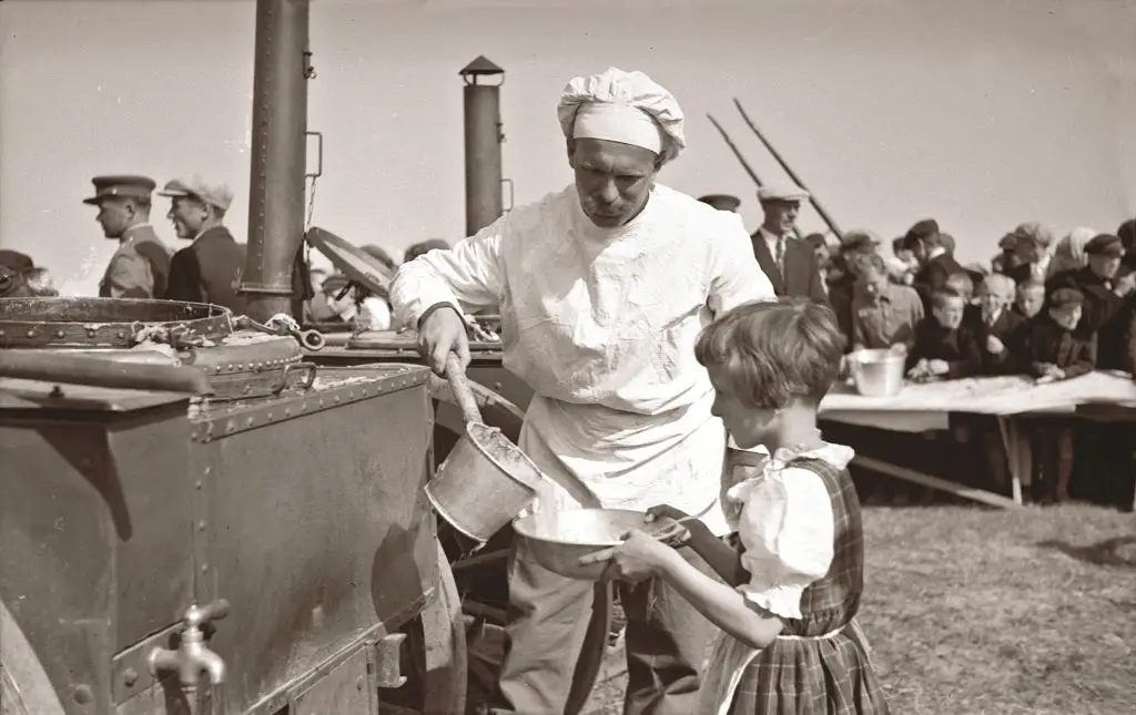 Kariuomenės suartėjimo su visuomene ir ginklų įteikimo šventės dalyvius virėjas vaišina kareivišku maistu. Šiauliai, 1937 m. Šiaulių Aušros muziejaus nuotr.