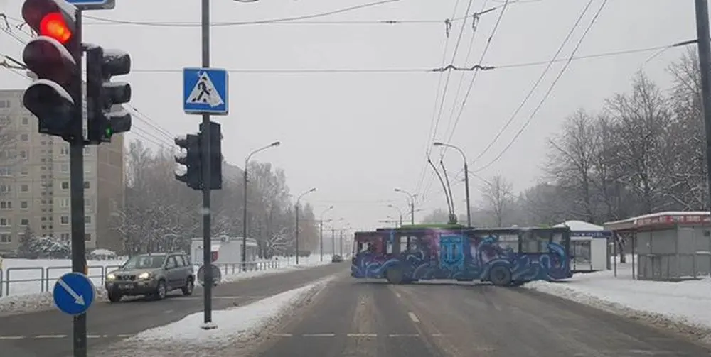 Troleibusas užkirto kelią