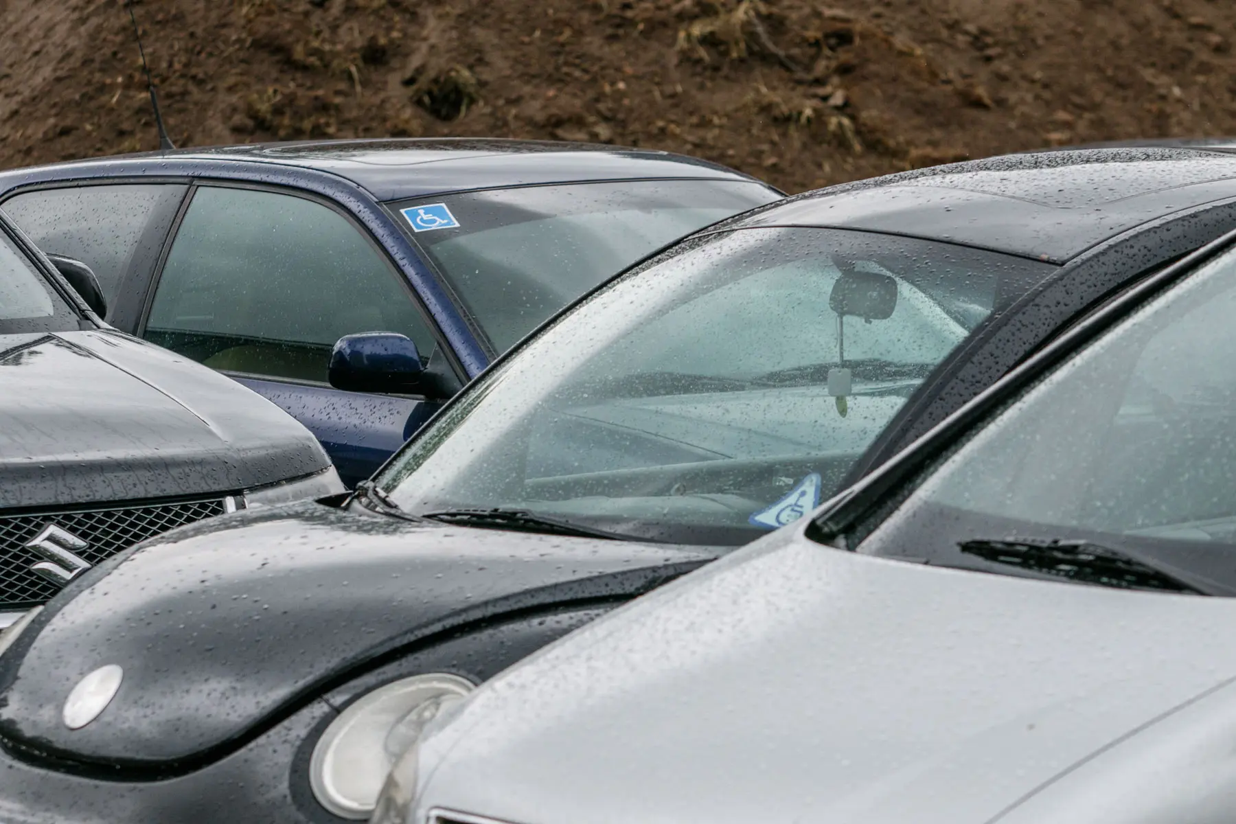 Automobiliai Baltų pr. 4 kieme