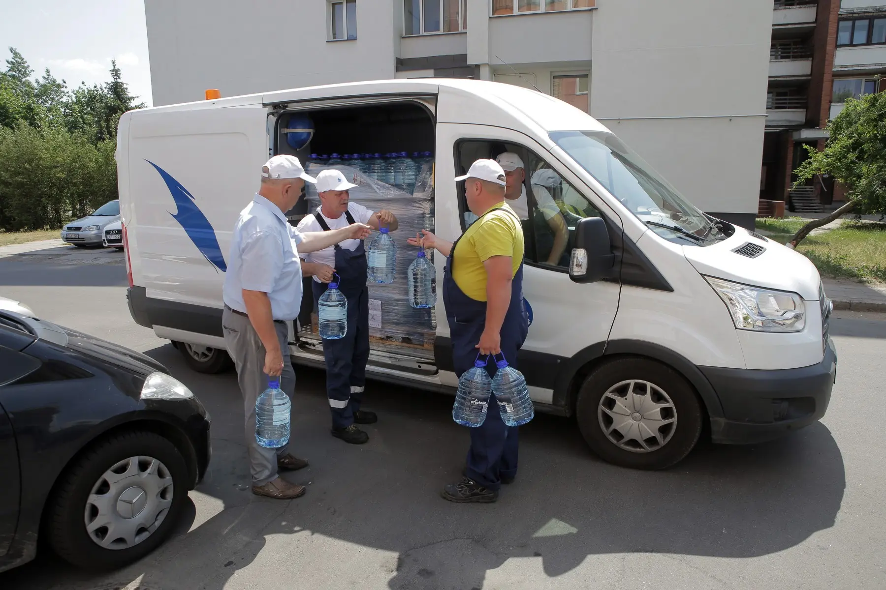 „Kauno vandenys“ gyventojams išvežioja vandenį