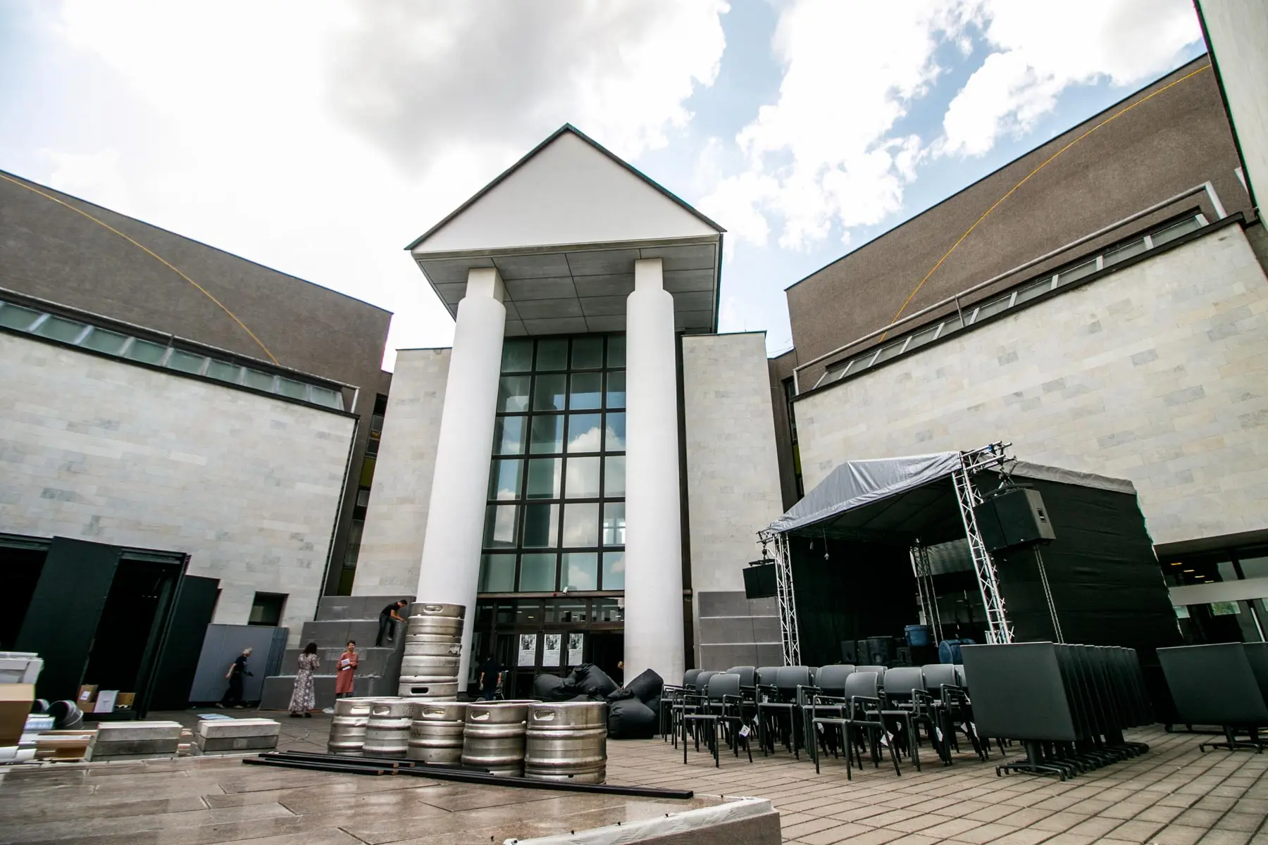 "Laukas" M. Žilinsko dailės galerijos terasoje