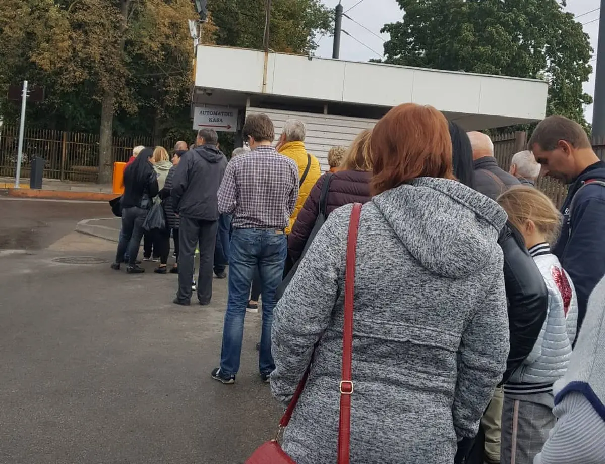 Žmonių eilė Kauno klinikų aikštelėje