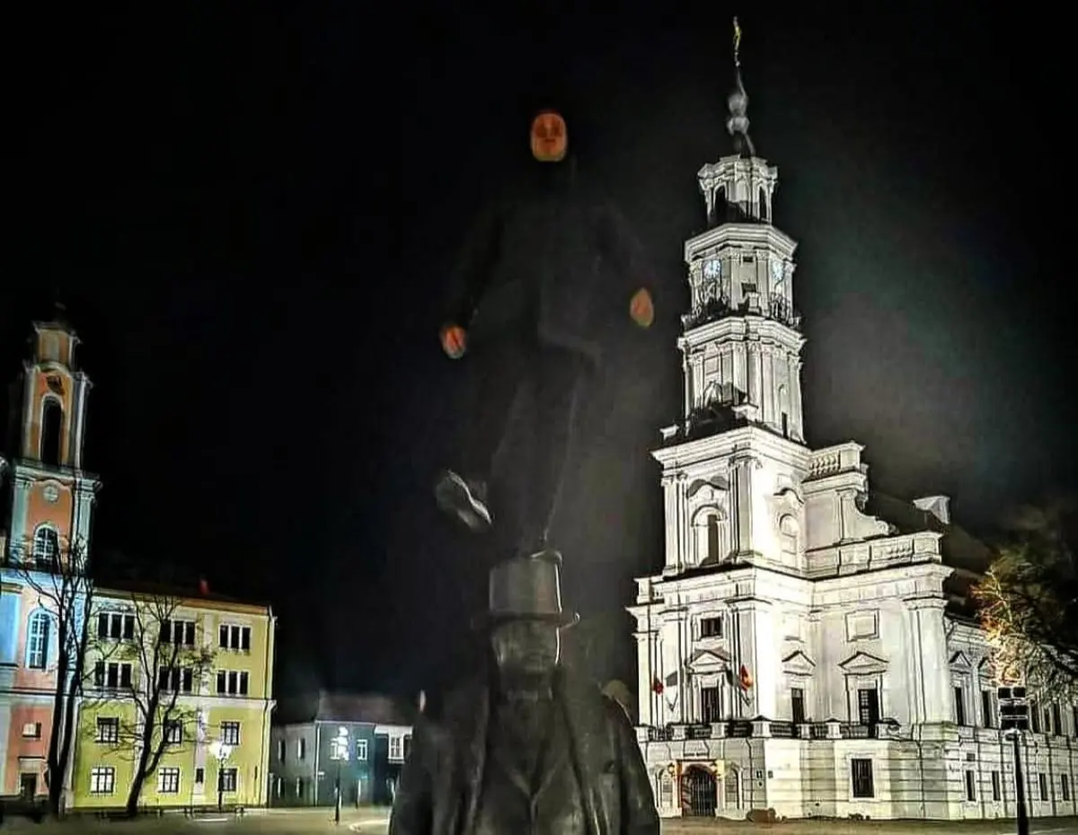 Rotušės aikštėje užlipo J. Vileišiui ant skrybėlės