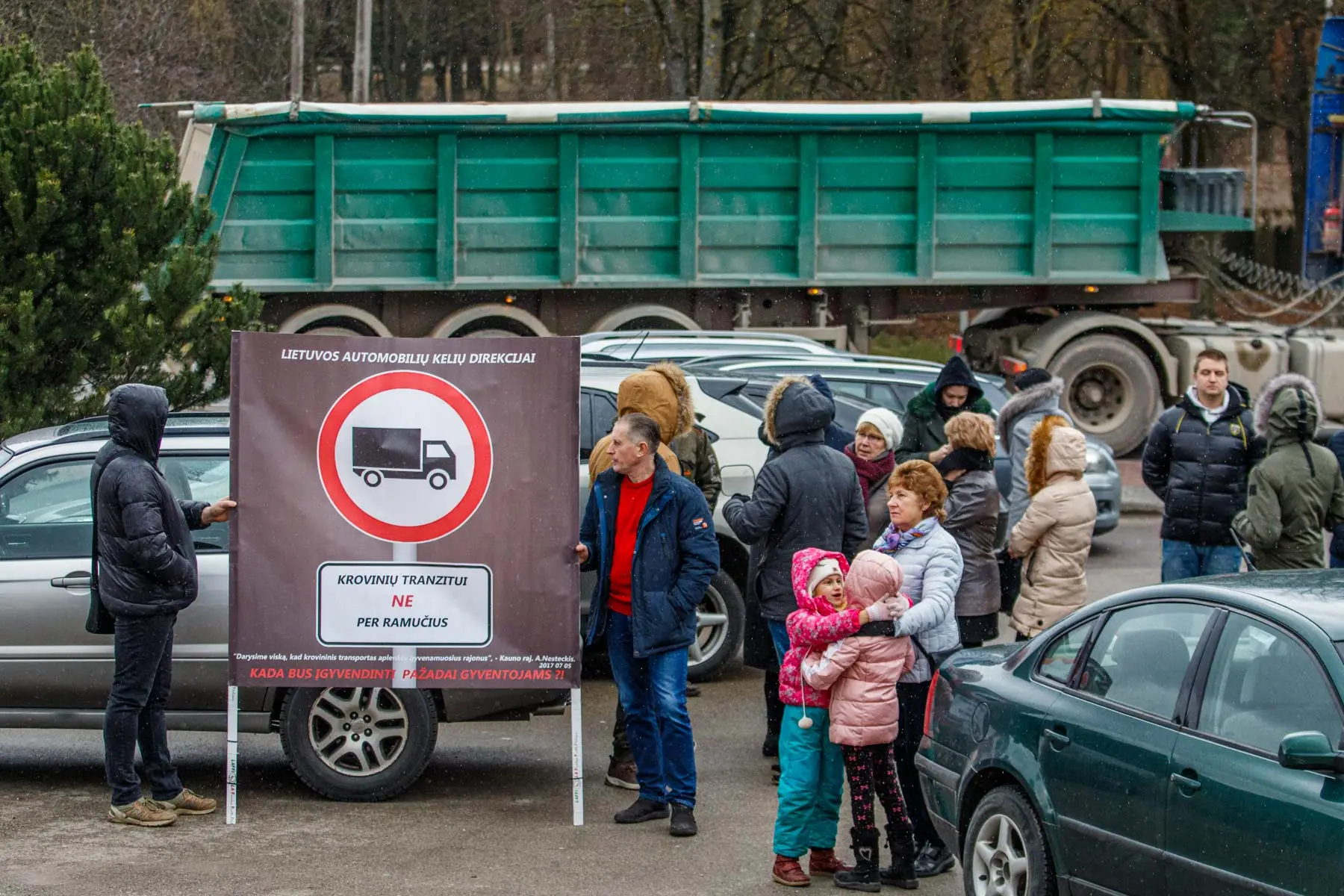Ramučių gyventojai protestuoja dėl šiukšlių vežimo
