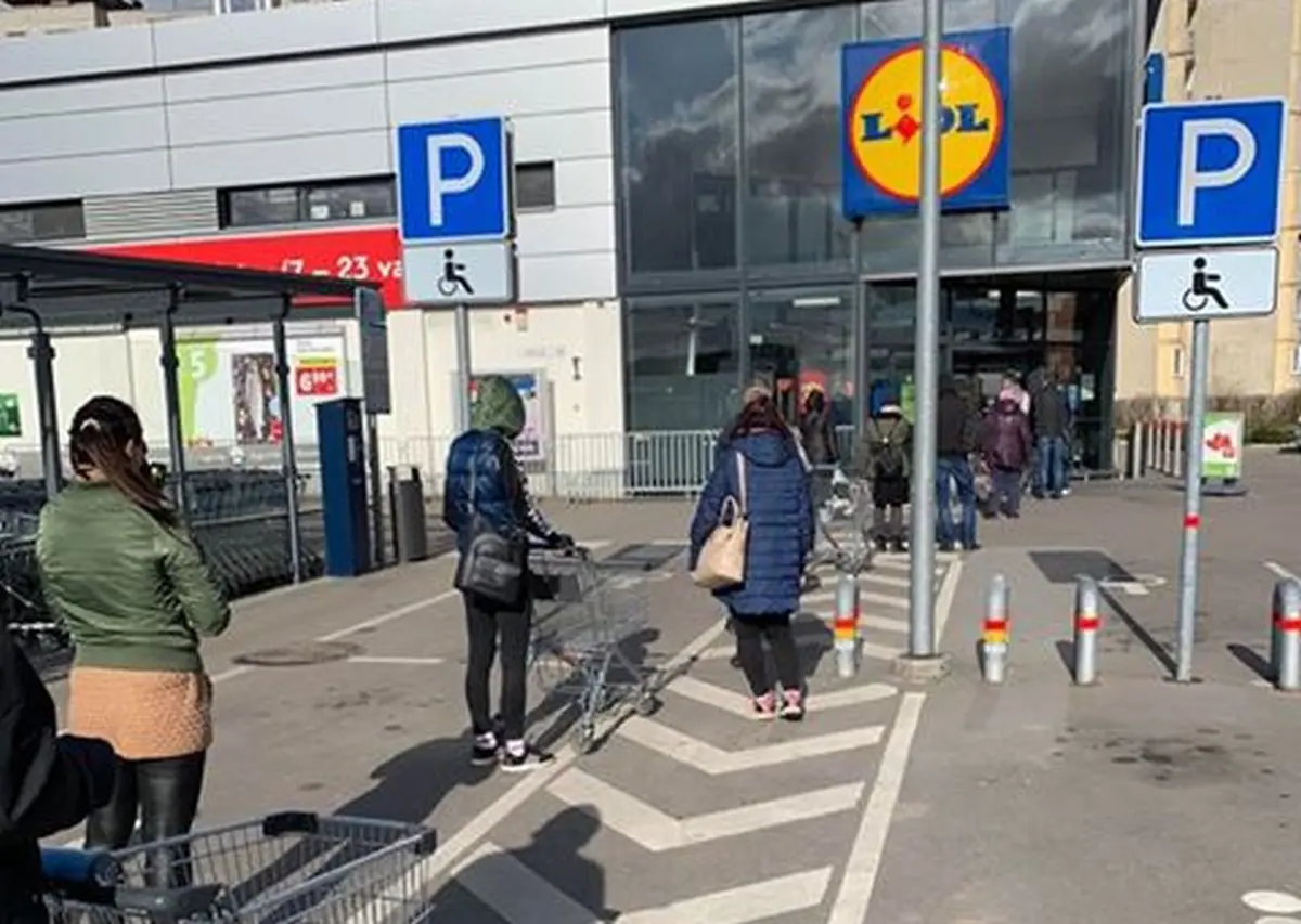 Žmonių eilė prie Šilainių „Lidl“