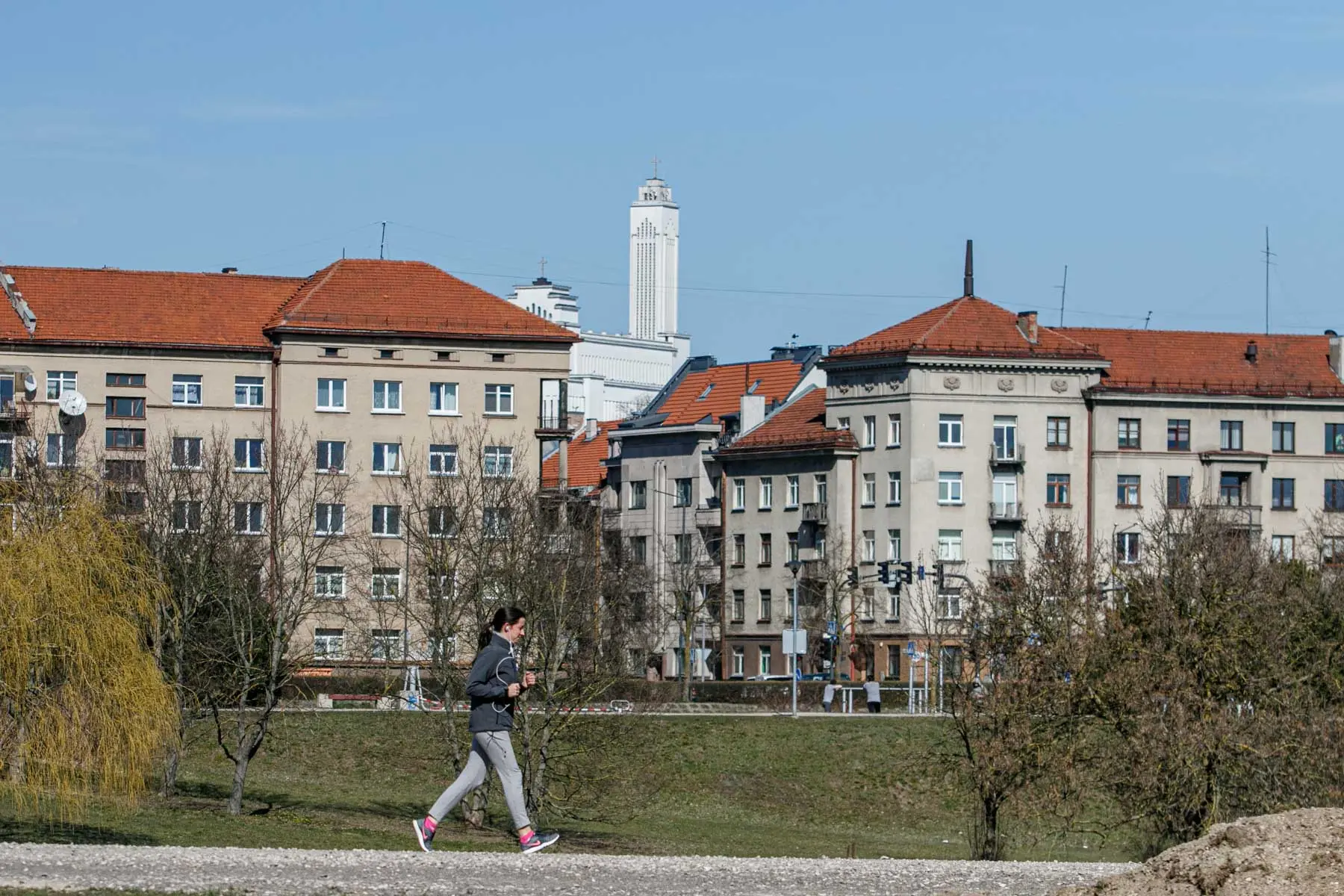 Kauniečiai mėgaujasi pavasarišku oru
