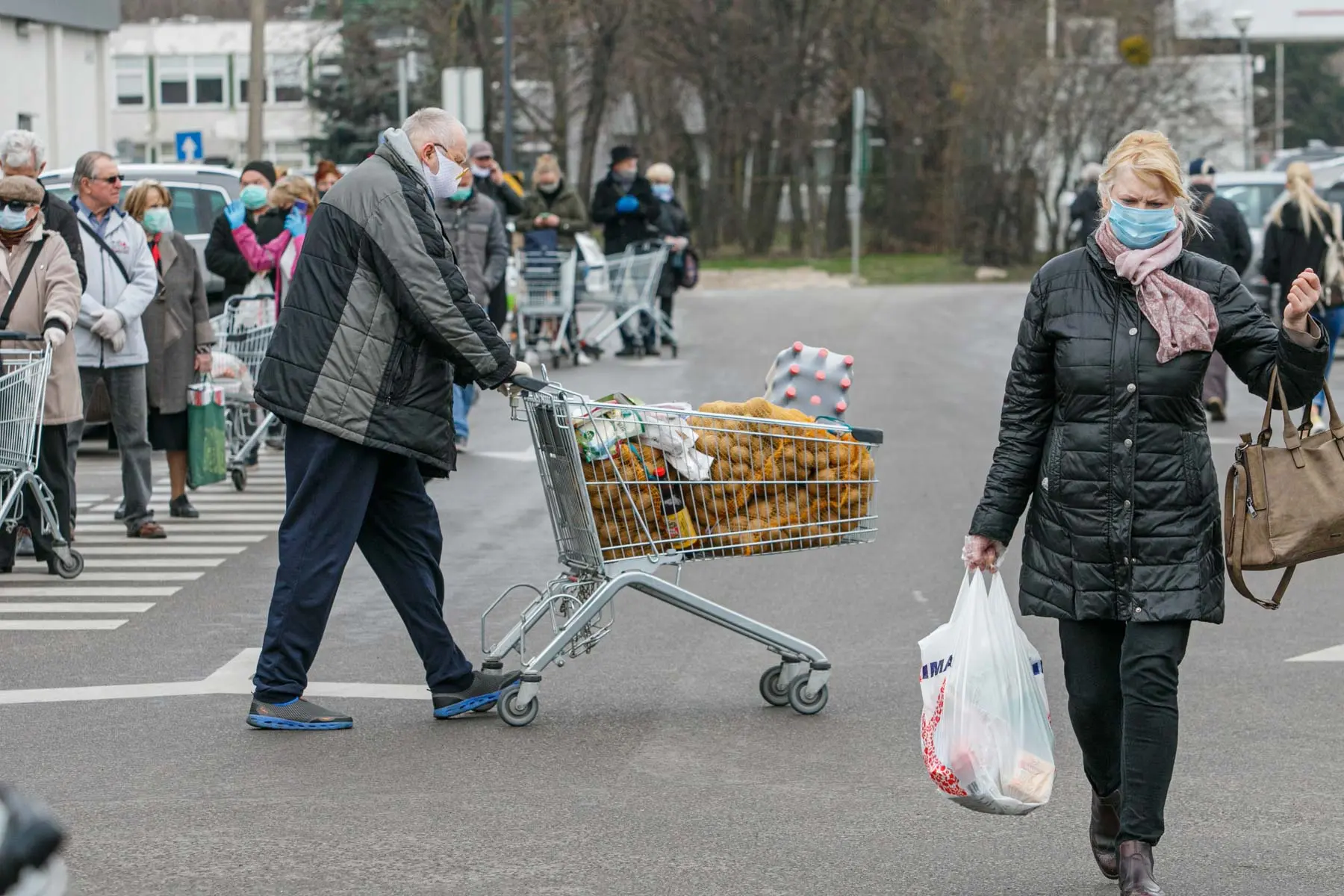 Eilės prie prekybos centrų