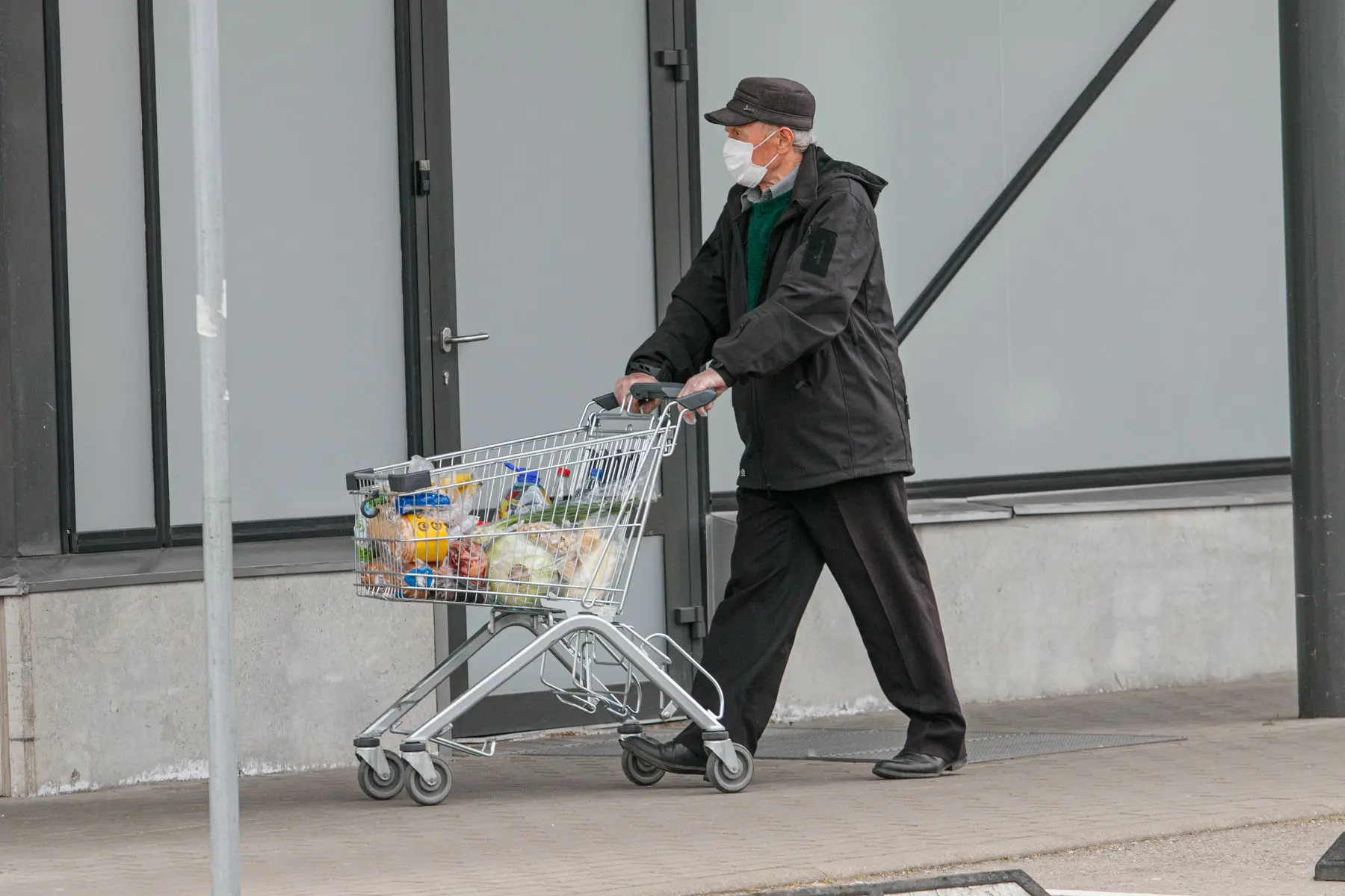 Eilės prie prekybos centrų