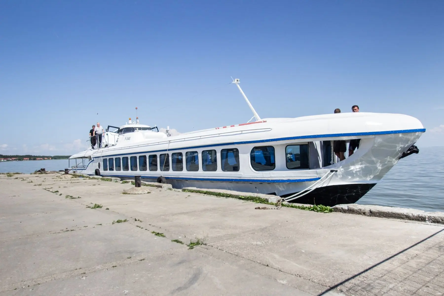Nidoje prisišvartavusi „Raketa“