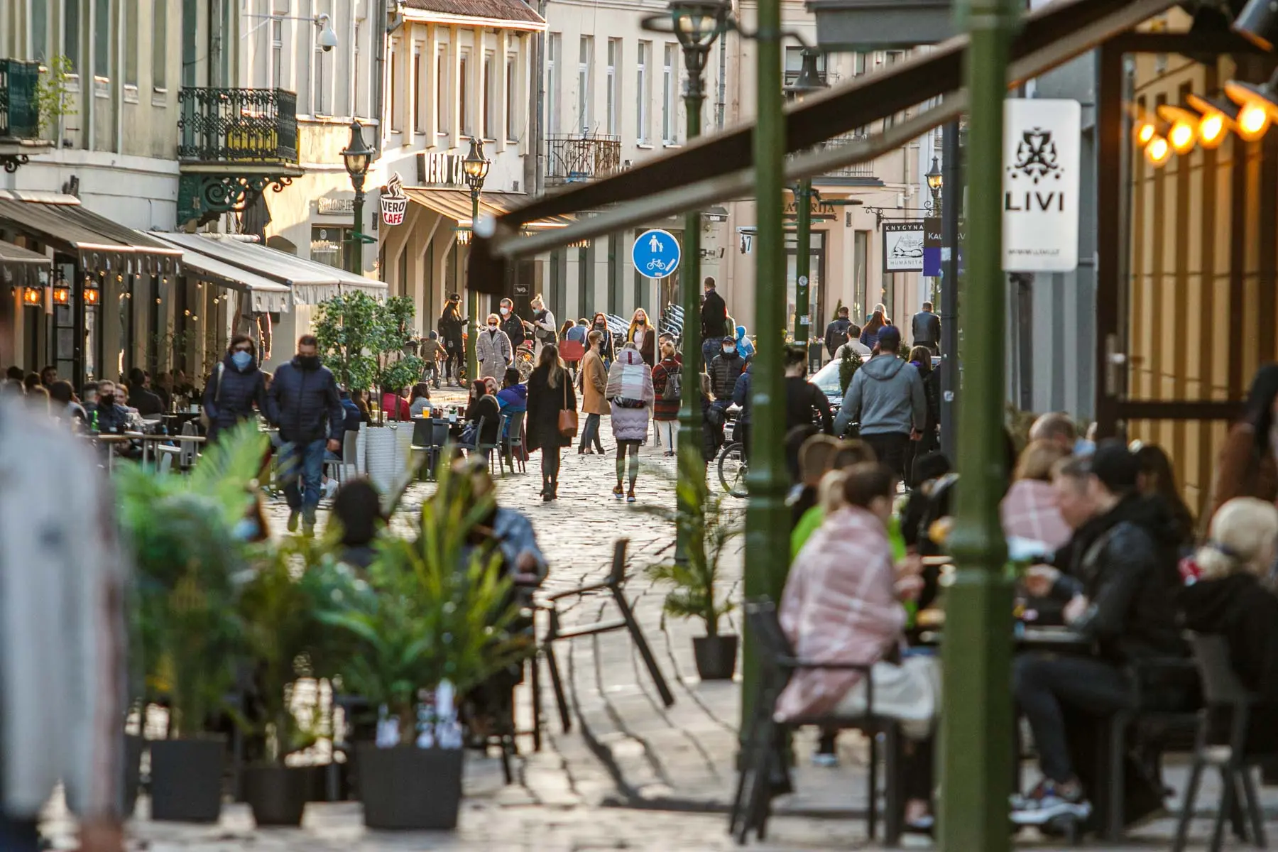Ilgąjį savaitgalį kauniečiai leidžia lauko kavinėse