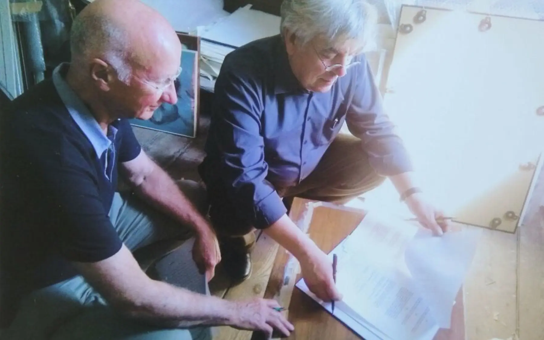 Osvaldas Daugelis ir Walteris Kauffmannas A. Mečys studijoje Hamburge (Nacionalinis M.K.Čiurlionio dailės muziejus)