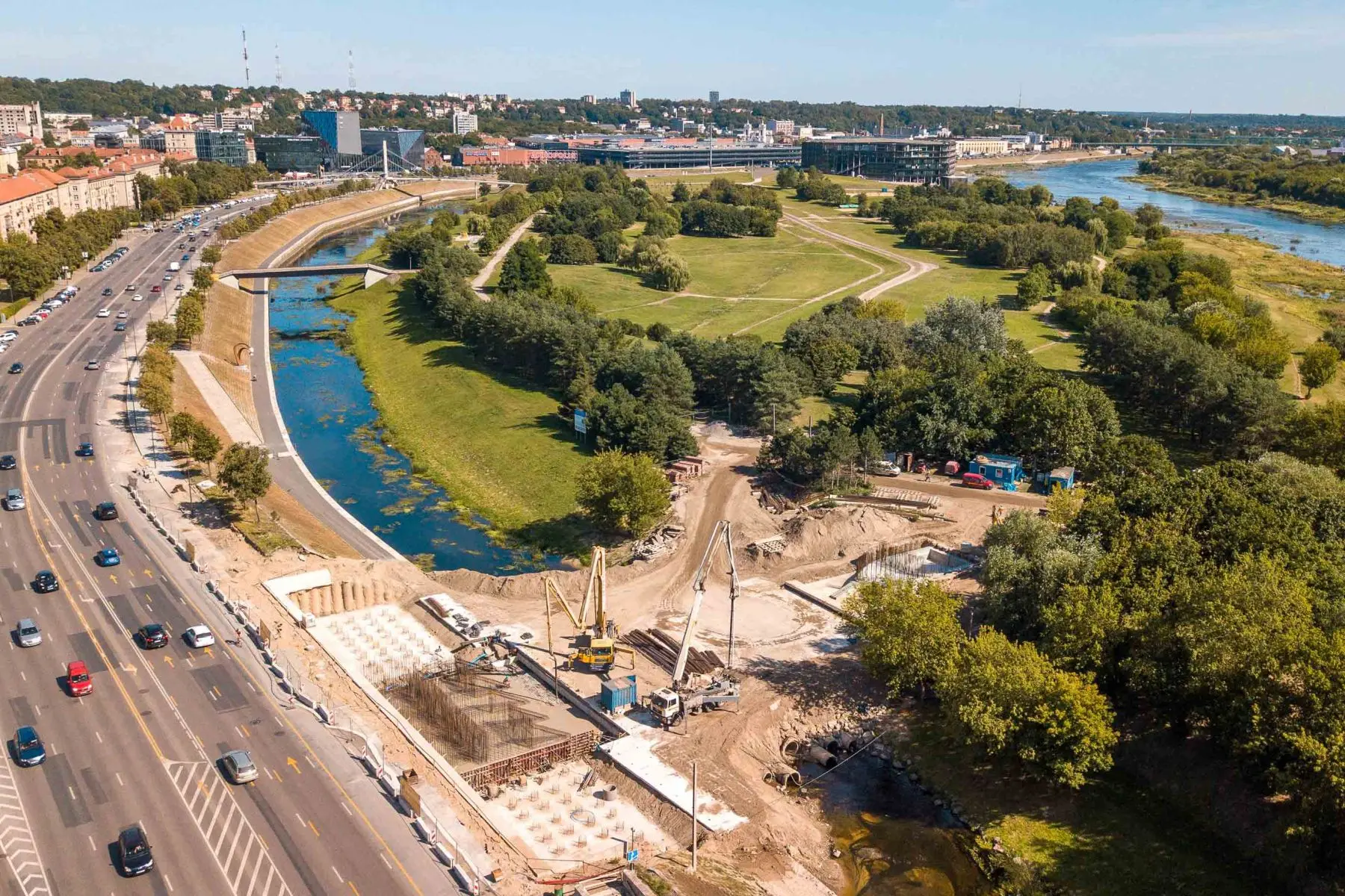 Pasirašytos „Mokslo salos“ ir stadiono statybų sutartys