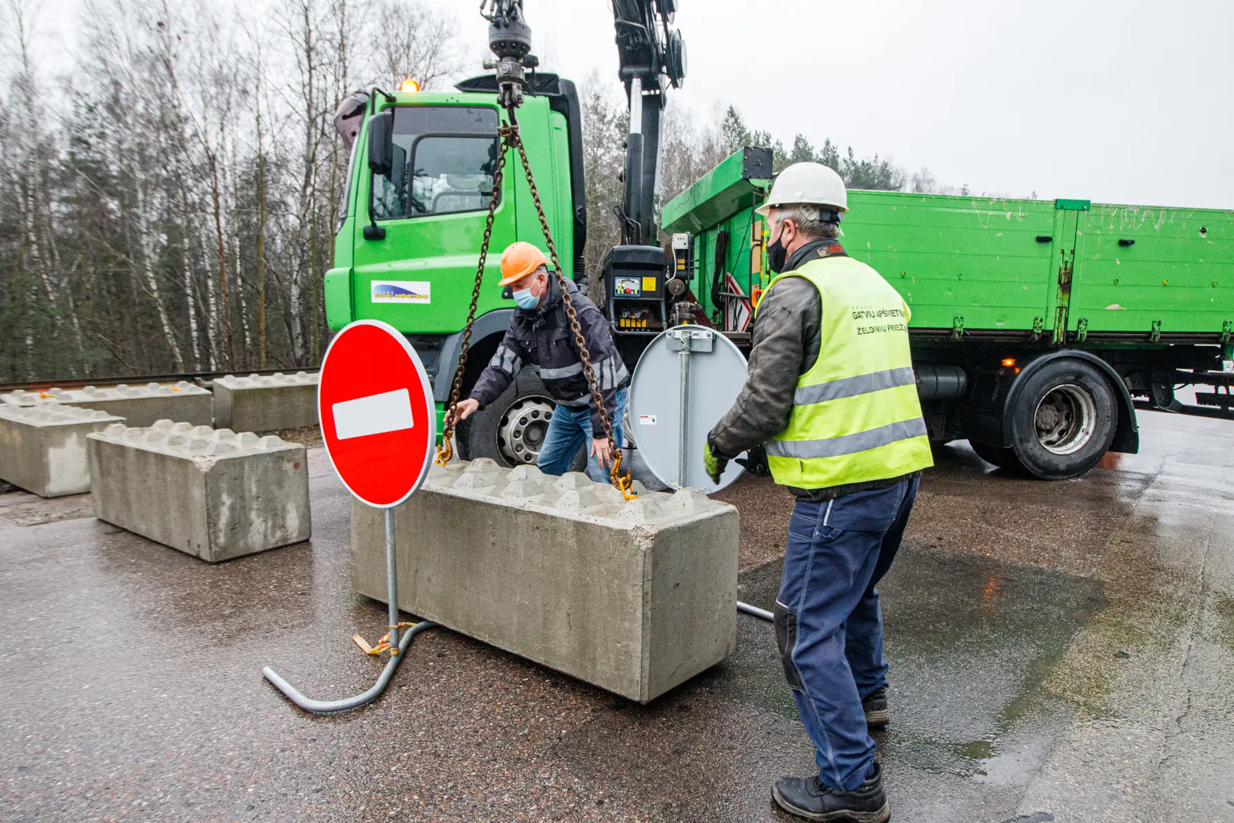 Postas, blokas, blokata, užtvara, užkarta, stop, plyta, įvažiavimas
