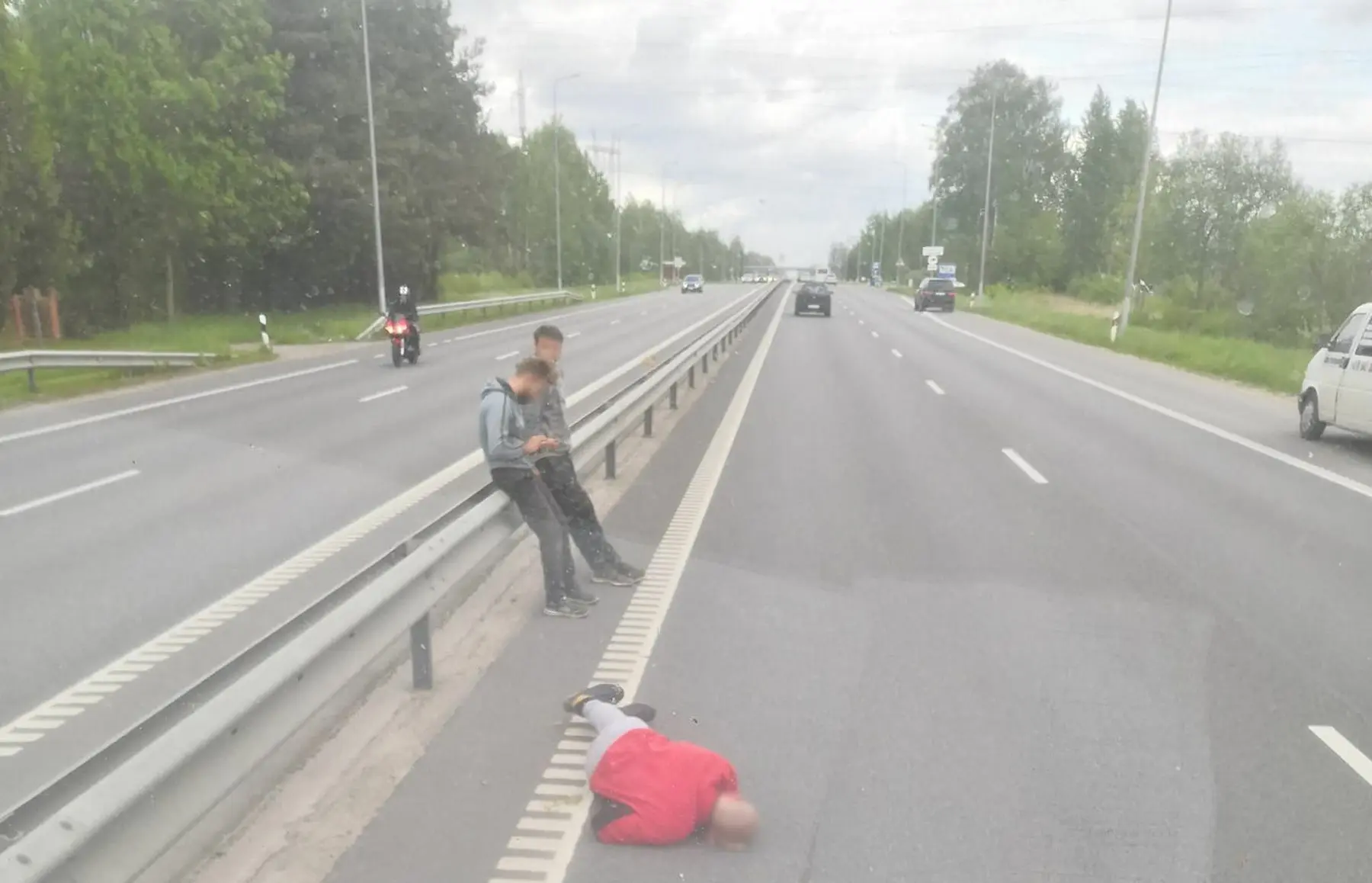 Vyras ant kelio netoli Ramučių