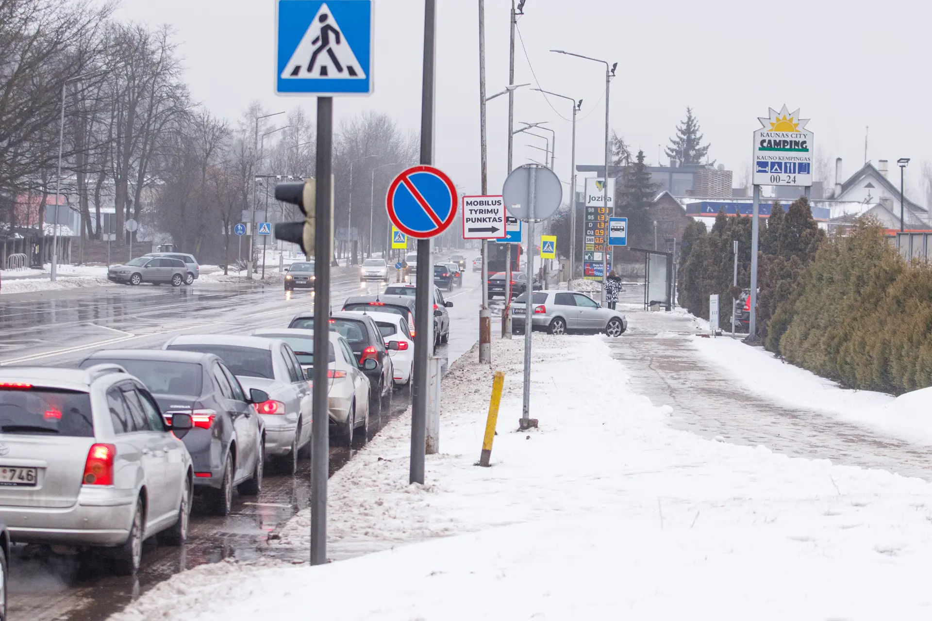 Automoblių eilė prie mobilaus tyrimo centro
