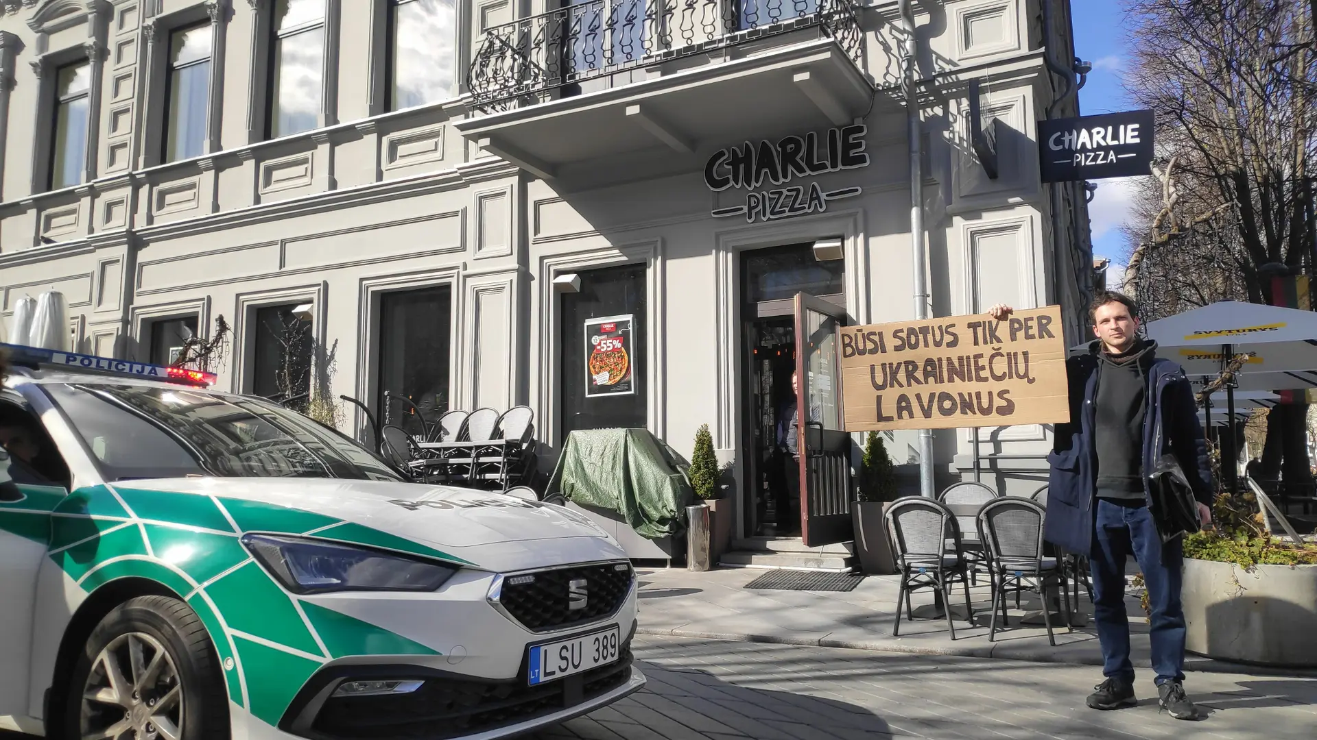 Protesto akcija prie „Charlie Pizza“ / Skaitytojo nuotr.