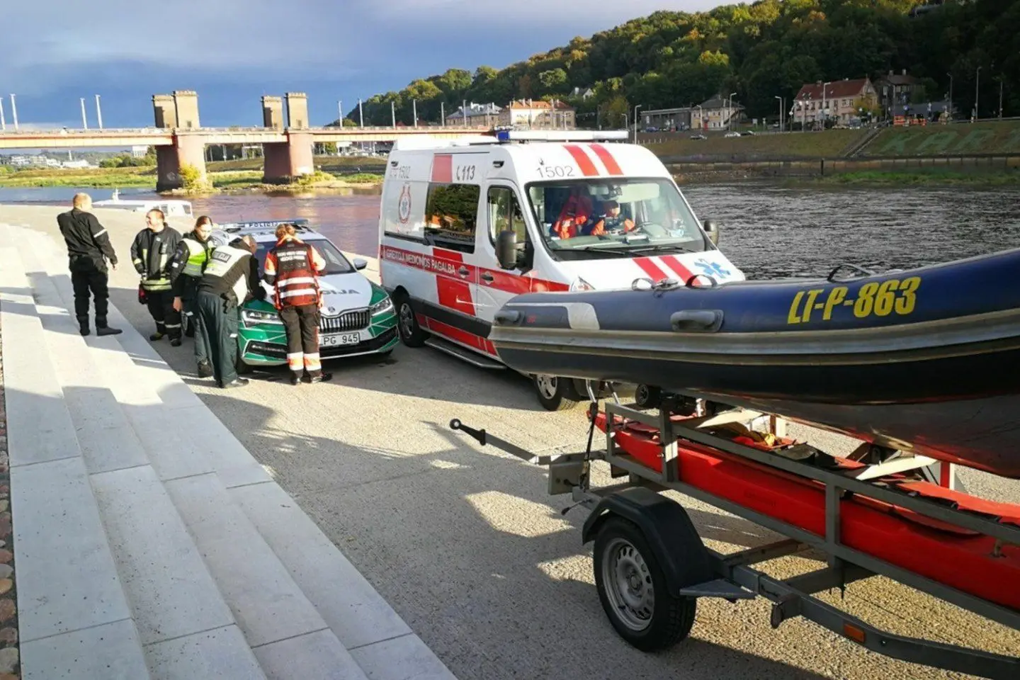 Nuo Vytauto Didžiojo tilto nušoko mergina / M. Patašiaus nuotr.