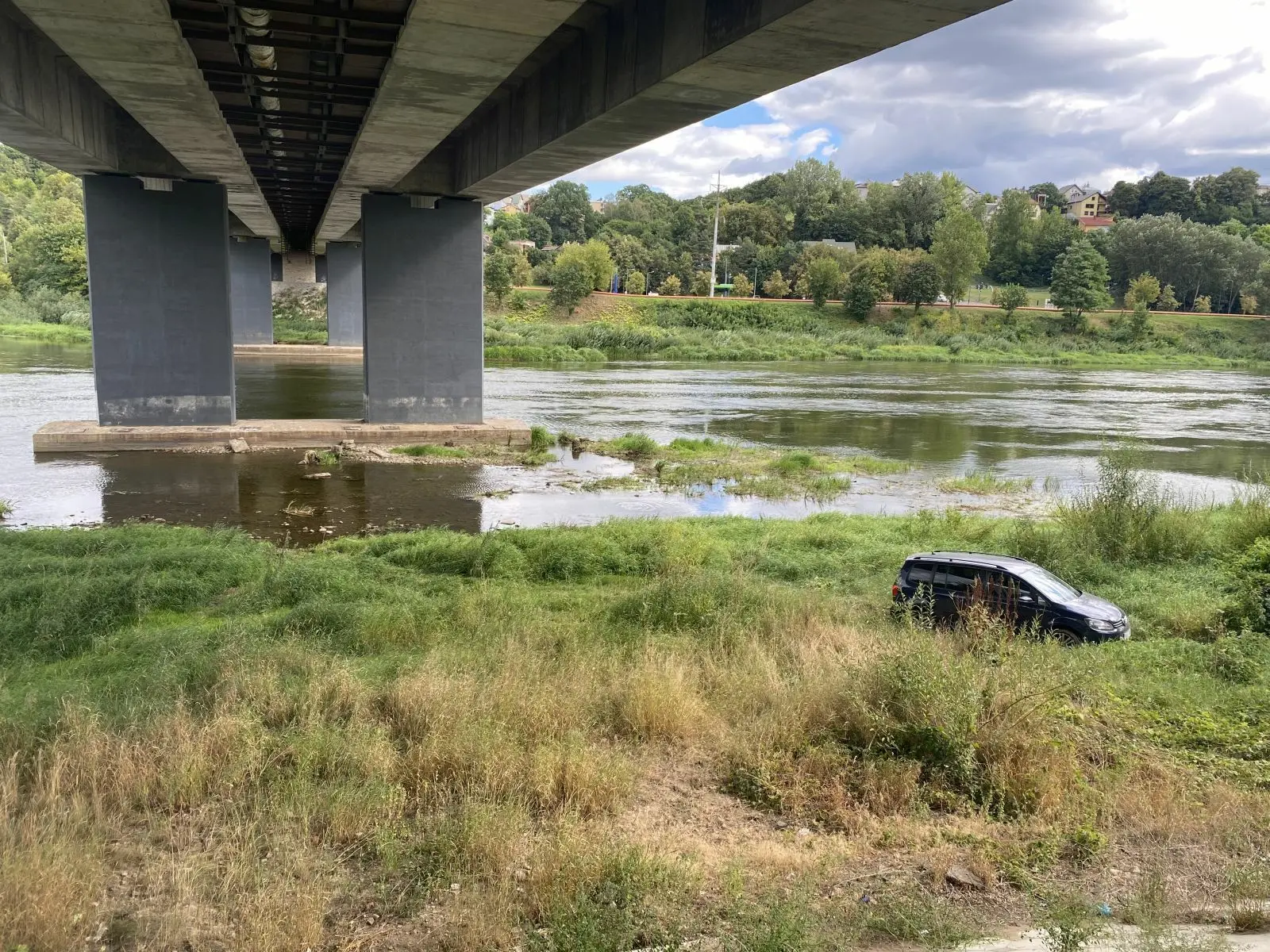 Į Nerį nulėkė automobilis / „Kas vyksta Kaune“ nuotr.