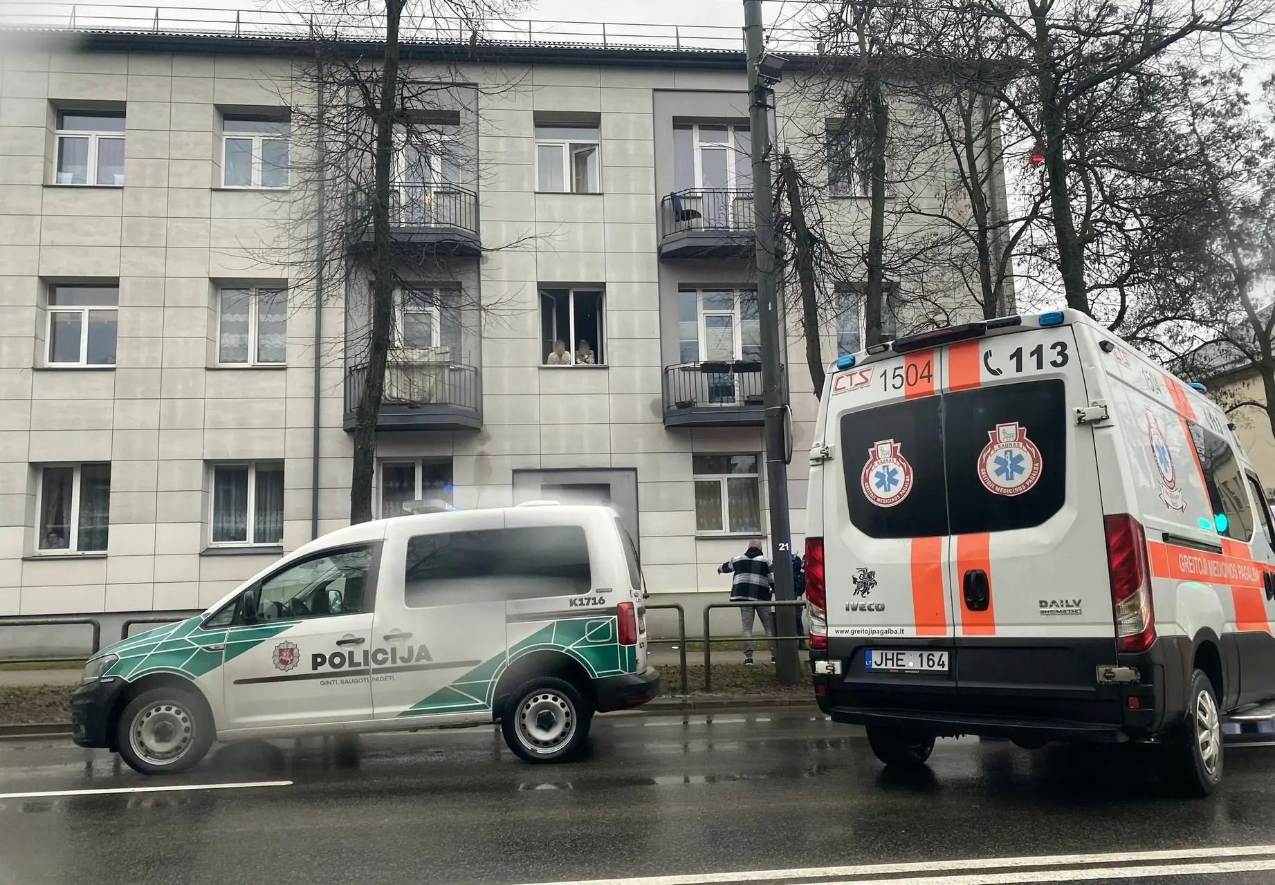 Petrašiūnuose pro langą iškrito mergaitė