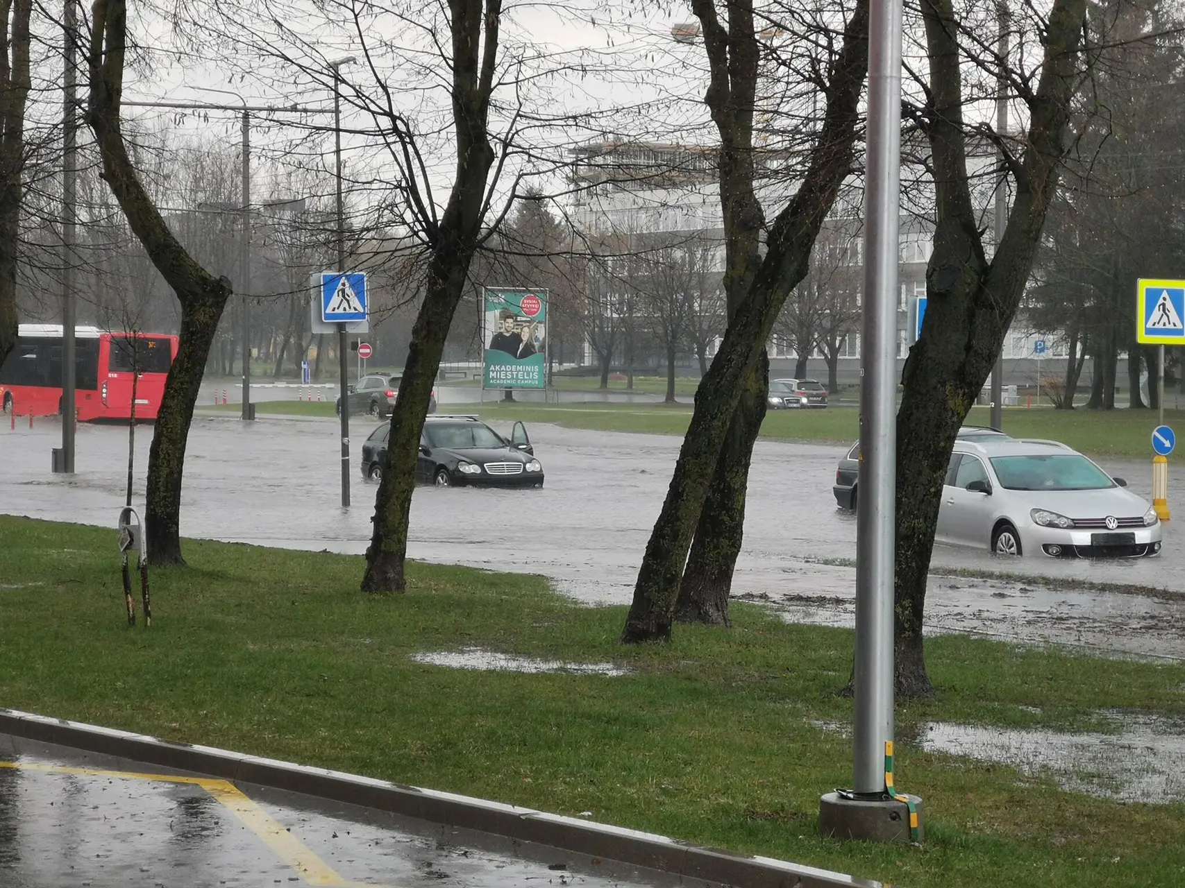 Užtvindytas Pramonės pr. / „Kas vyksta Kaune“ grupės nuotr.