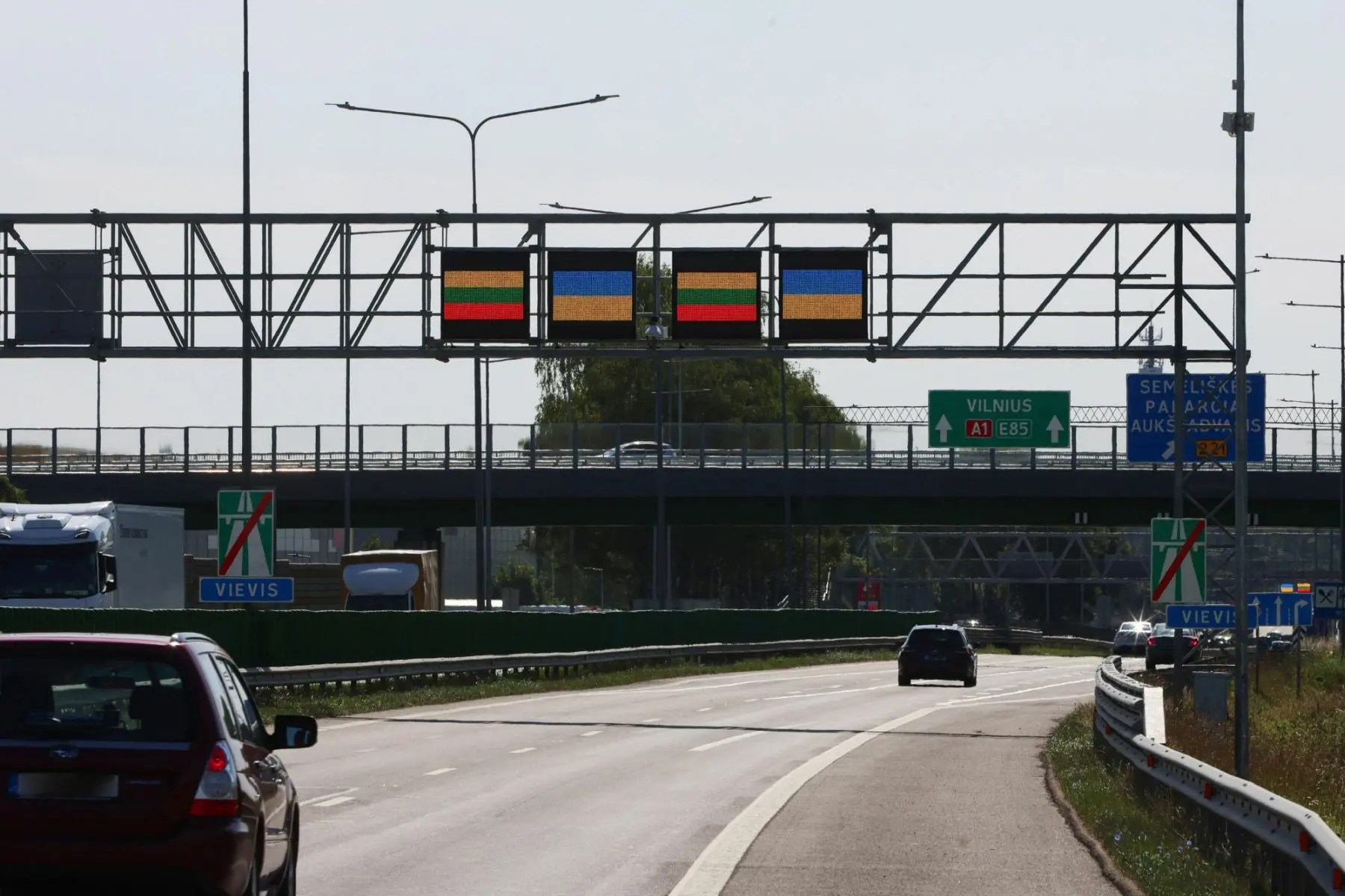 Mėlyna ir geltona spalvomis nušvito net 100 kilometrų kelio
