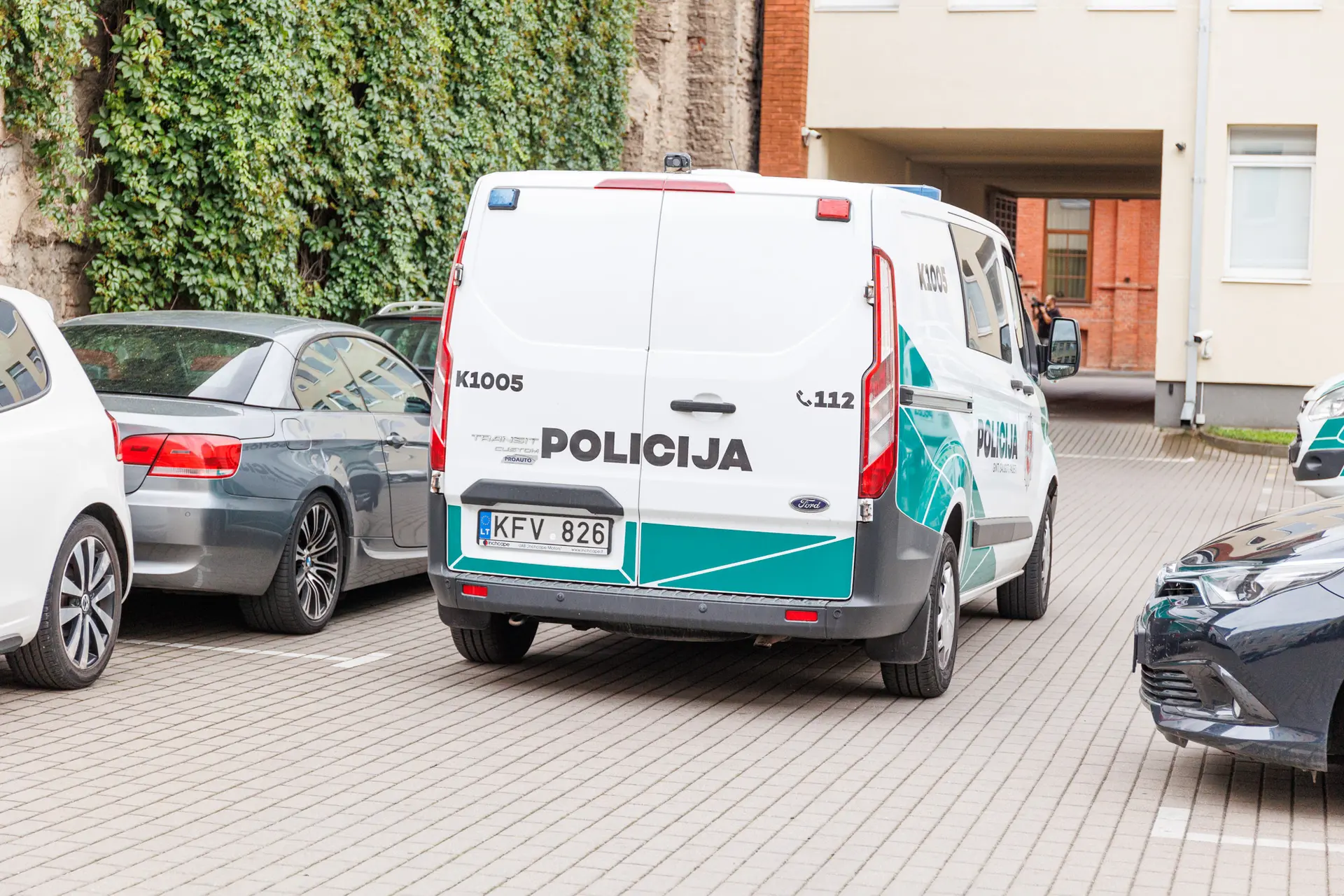Vaikų tvirkinimu kaltinamas Ulvidas atvežtas į teismą Kaune