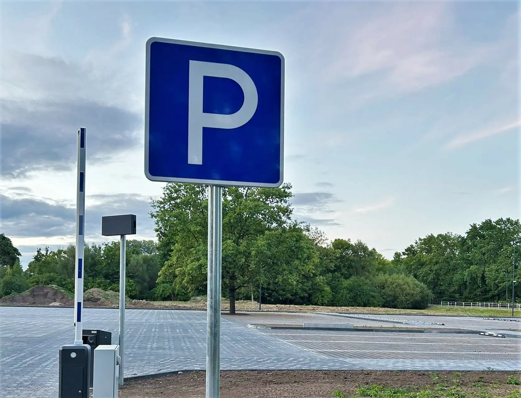 Automobilių stovėjimo aikštelė prie botanikos sodo