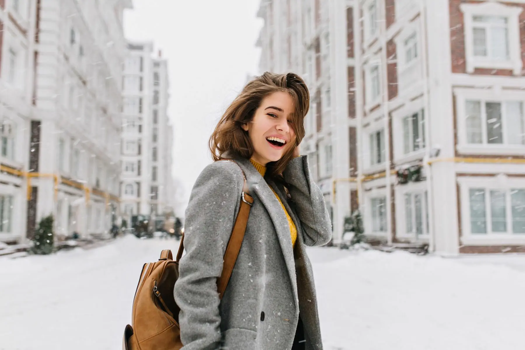 Happy,Winter,Time,In,Big,City,Of,Charming,Girl,Walking