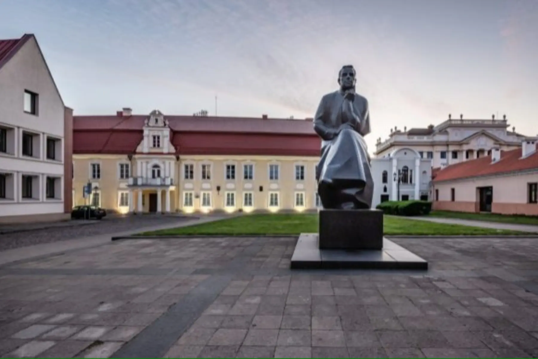 Maironio lietuvių literatūros muziejus, Maironis, paminklas Maironiui