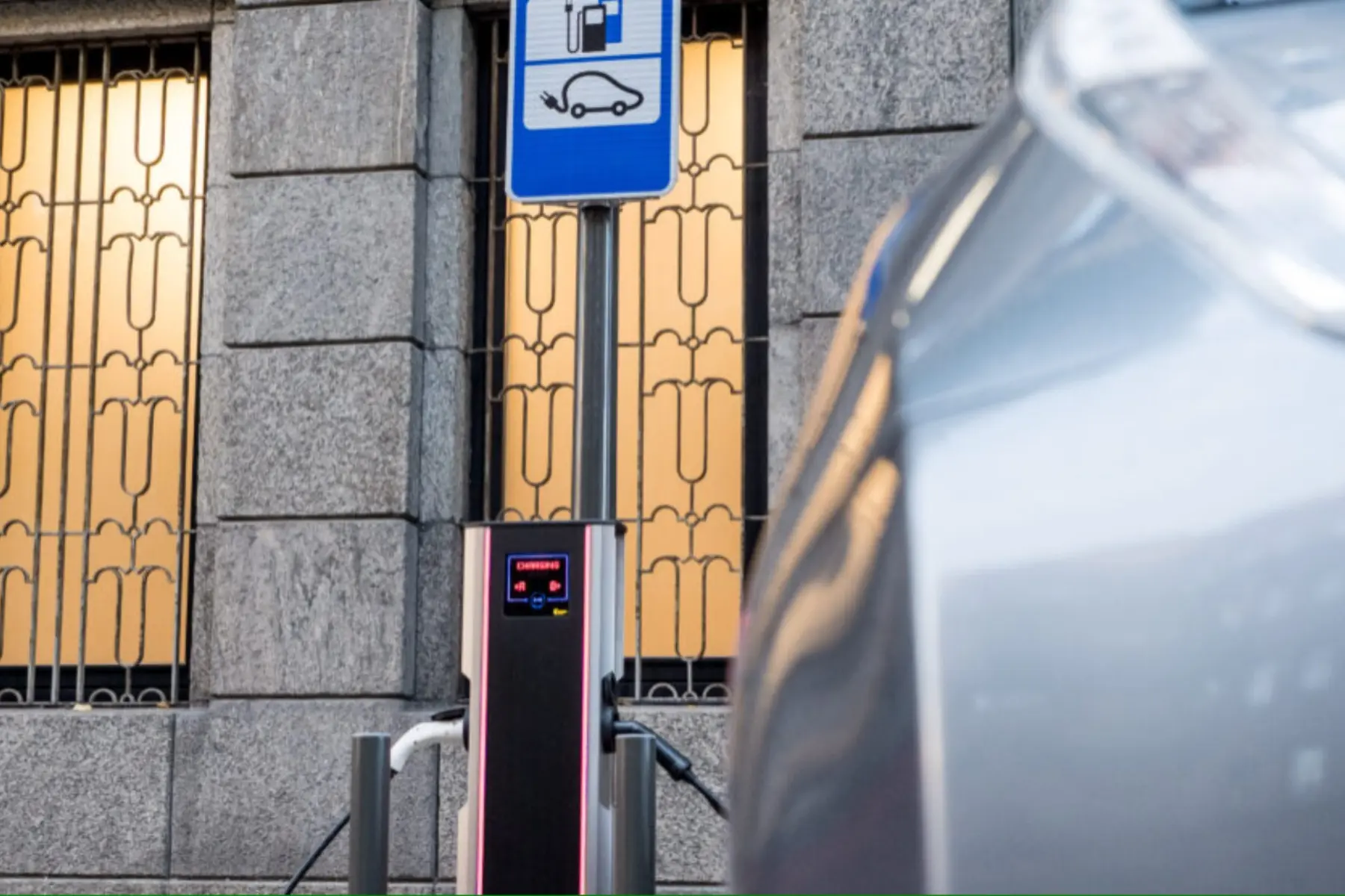Elektromobilis, elektromobilių įkrovimo stotelė