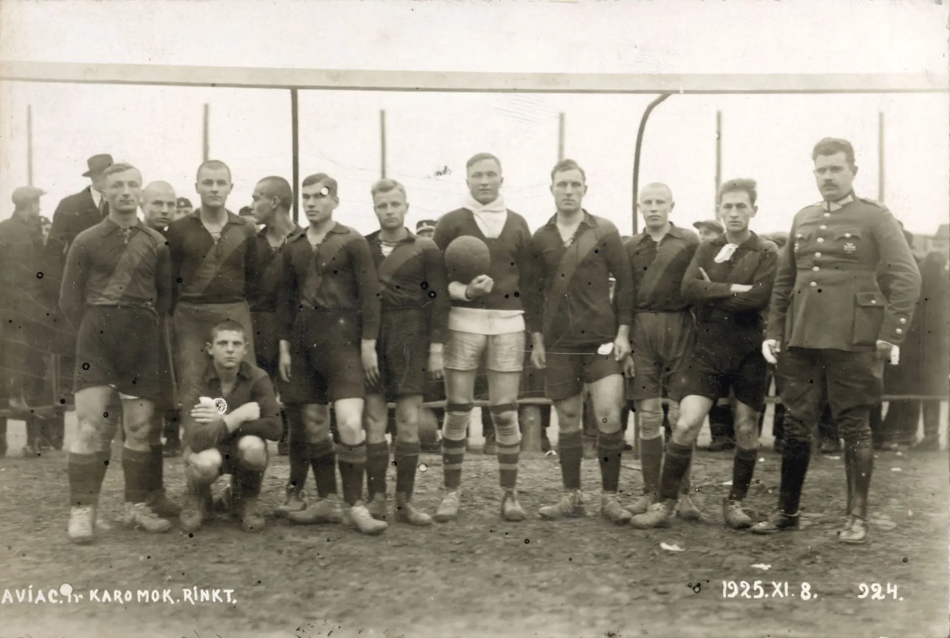 Aviacijos ir Karo mokyklos futbolo rinktinė. Su kamuoliu – Steponas Darius. 1925 m. lapkritis.