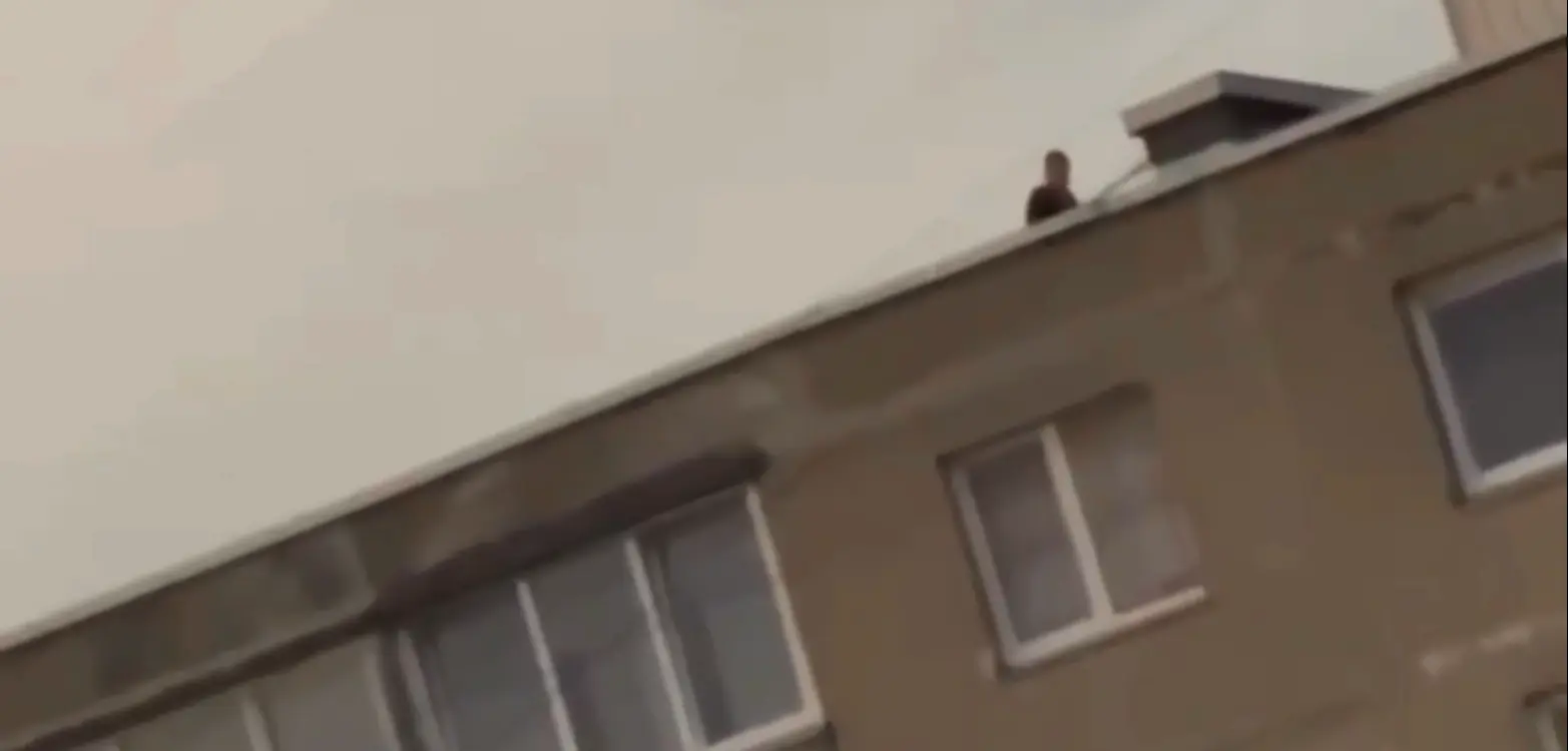 vaikinas ant stogo