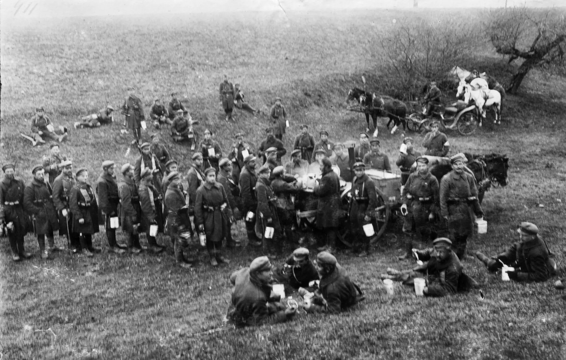 Lietuvos kariuomenės 3-ojo pėstininkų Lietuvos Didžiojo kunigaikščio Vytauto pulko karių pietūs fronte su lenkais prie Vievio, 1920 m./VDKM rinkinių nuotr.