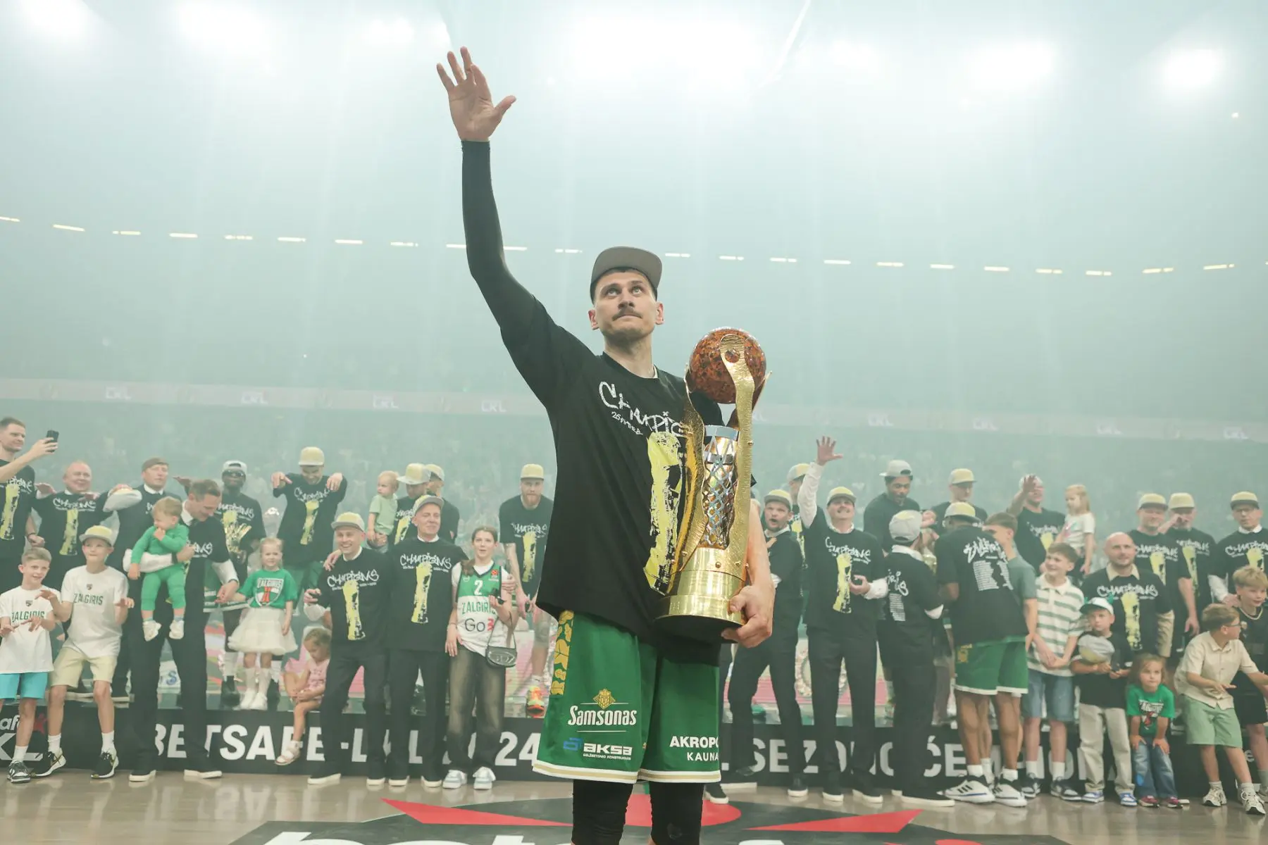 Žalgiriečių rankose – LKL taurė ir čempionų žiedai / R. Tenio nuotr.