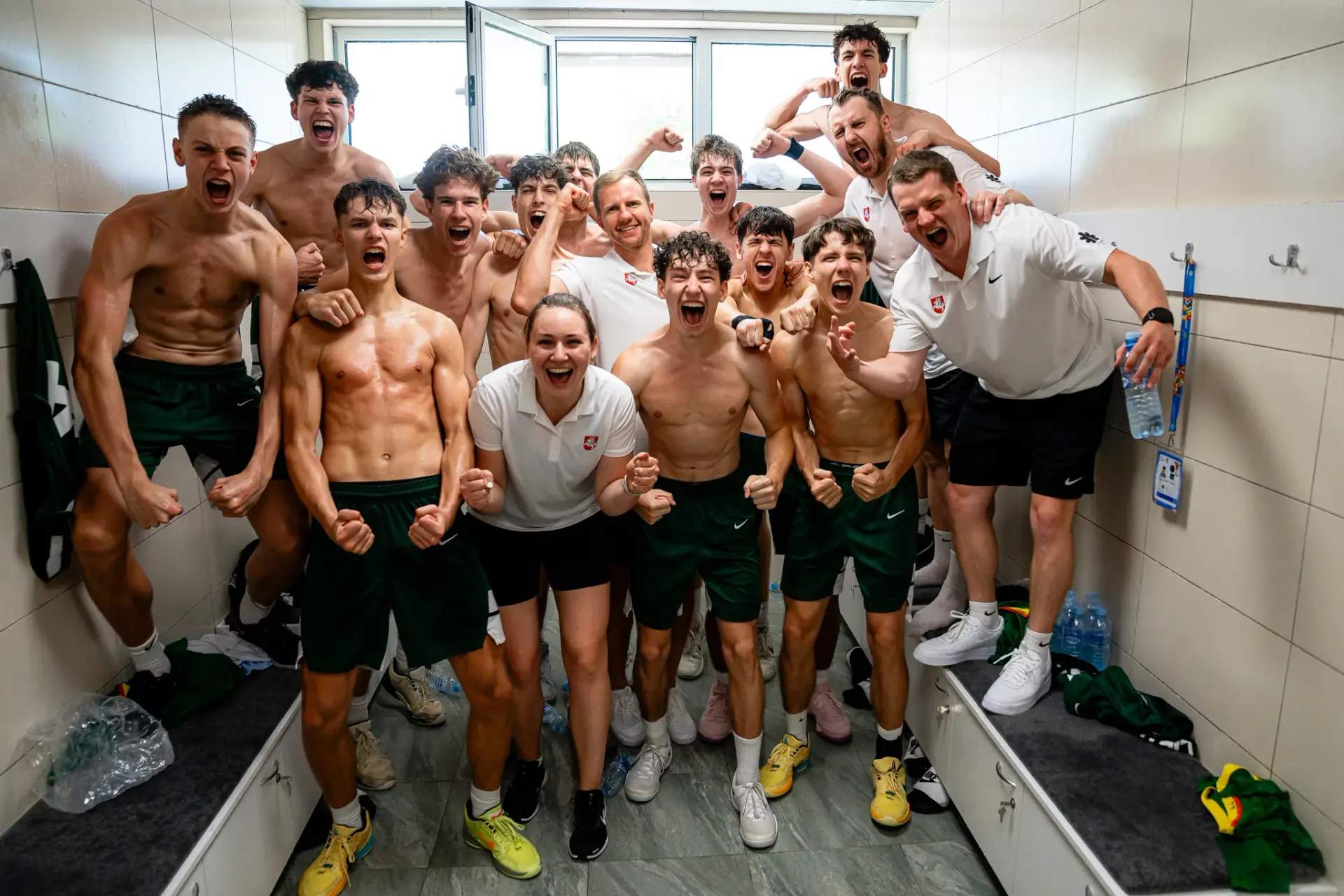 Po pergalės mažajame finale – Lietuvos rinktinės šėlsmas rūbinėje / R. Snarskio nuotr.