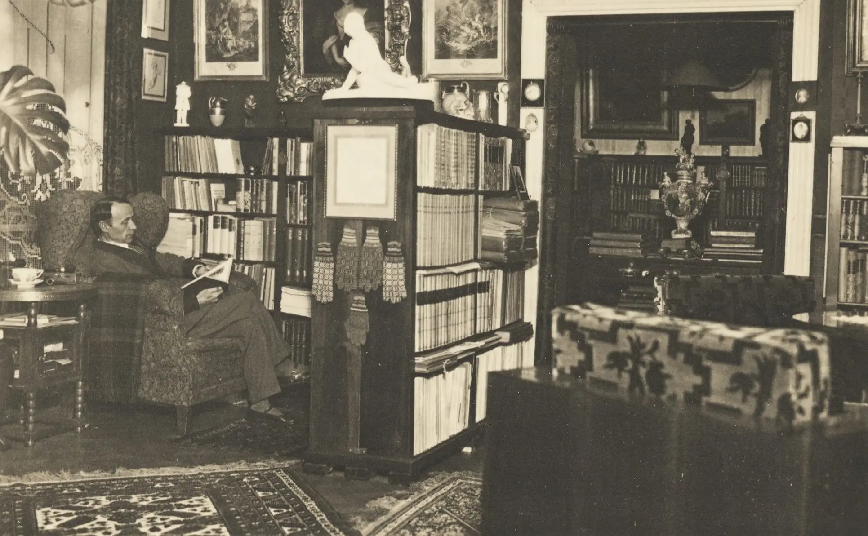 V Daumantas savo bute Kalnu g_dabar Putvinskio g_apie 1930-32 m_Foto is M K Ciurlionio dailes muziejaus rinkiniu