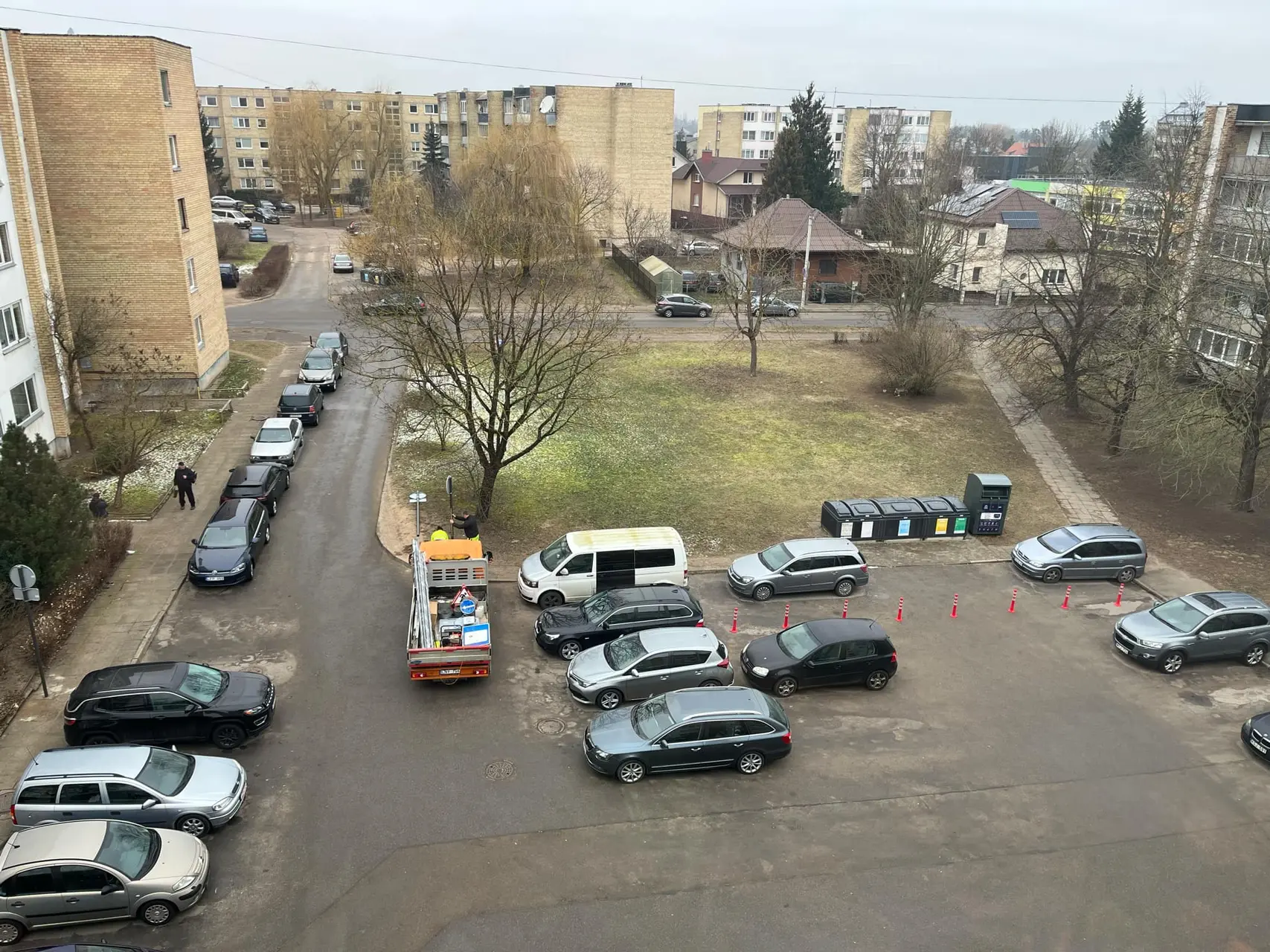 Daugiabučio kieme įrenginėjami kelio ženklai (skaitytojos nuotr.)