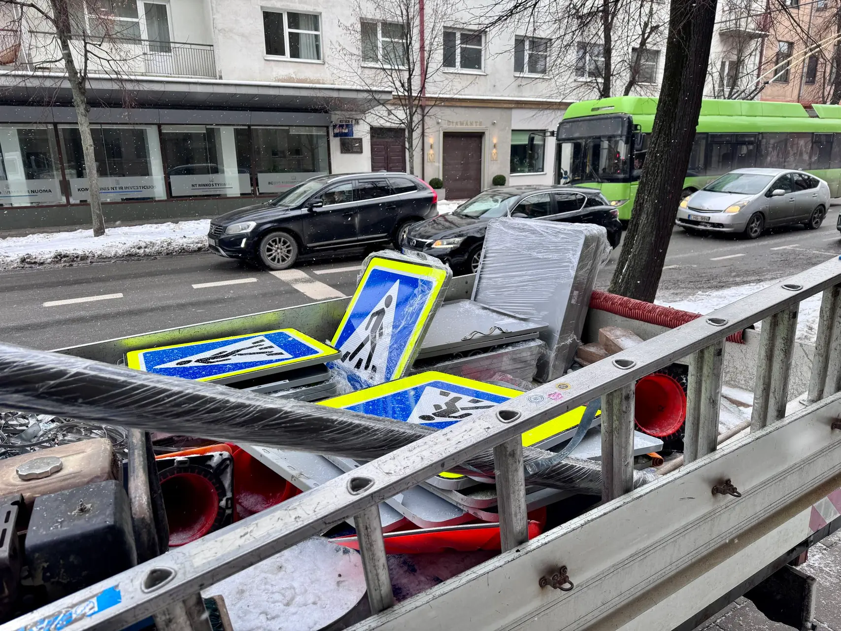 Keičiami kelio ženklai Kęstučio gatvėje / „Kas vyksta Kaune“ nuotr.