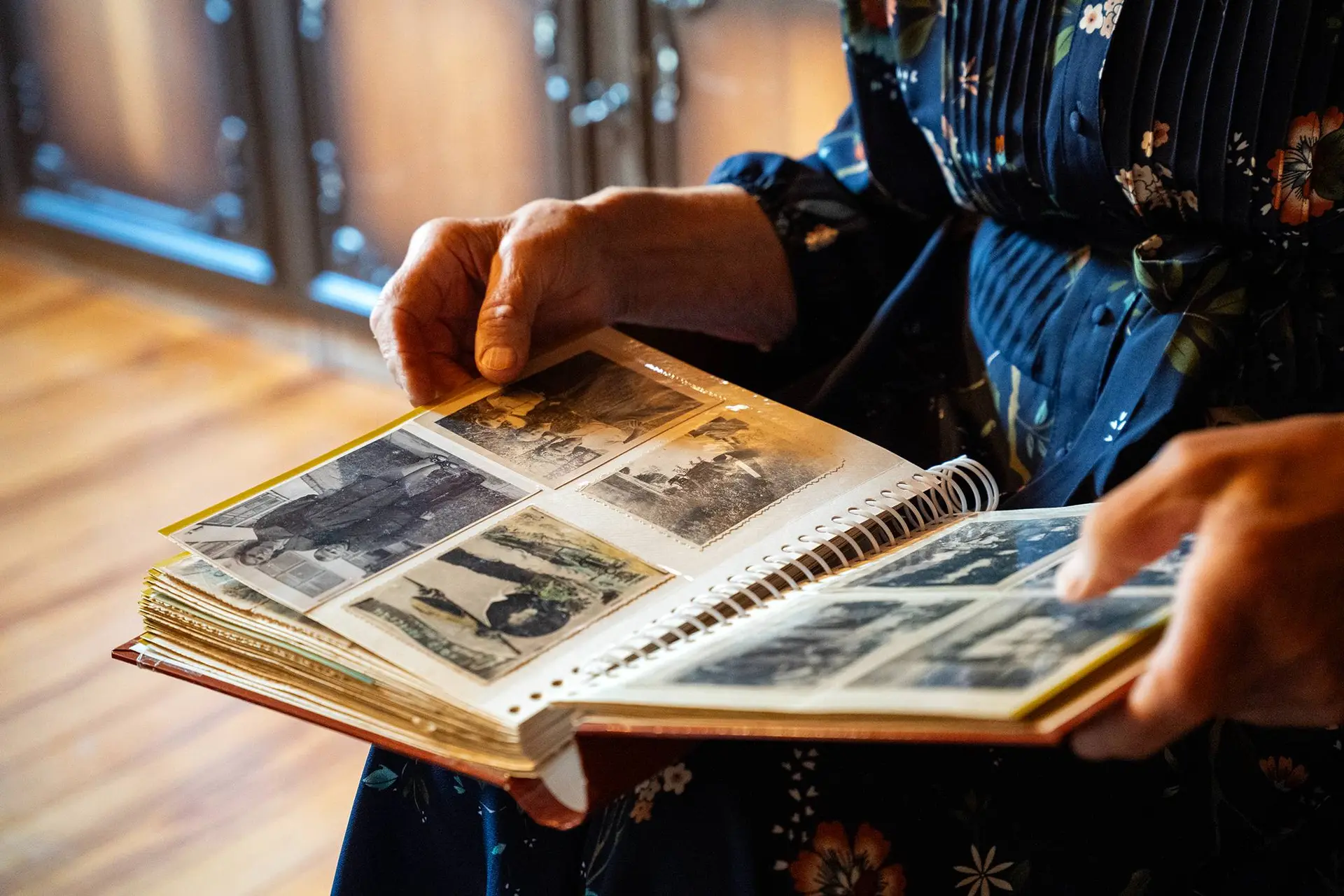 A. Bunikienė varto albumą su nuotraukomis iš tremties. Karolinos Vilkelienės nuotr.