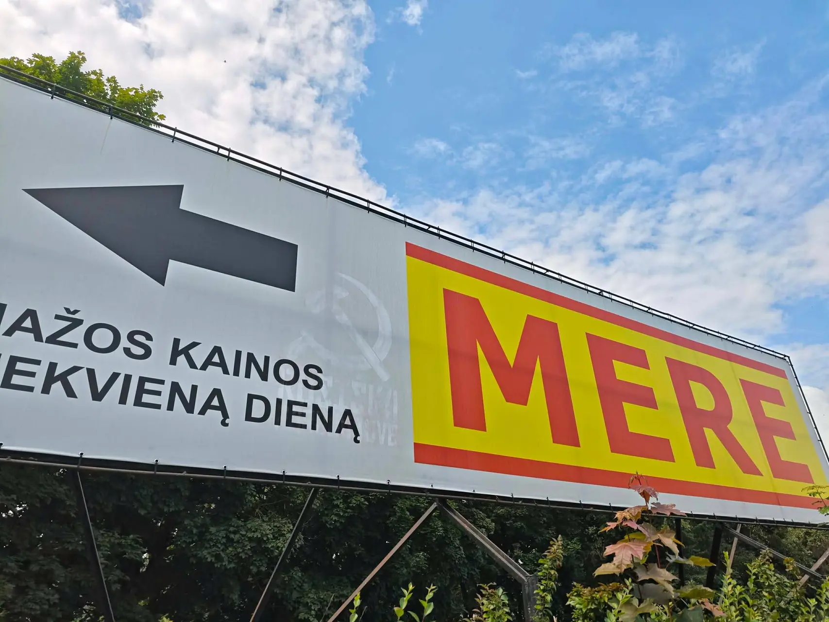 „Mere“ parduotuvės iškaba Rokuose