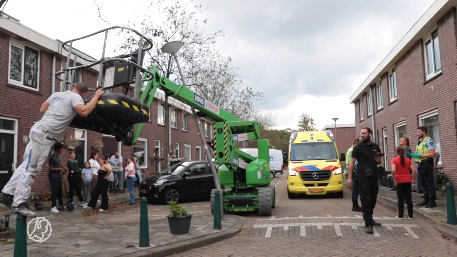 bestelbus ramt hoogwerker schilder vliegt bijna uit bakje