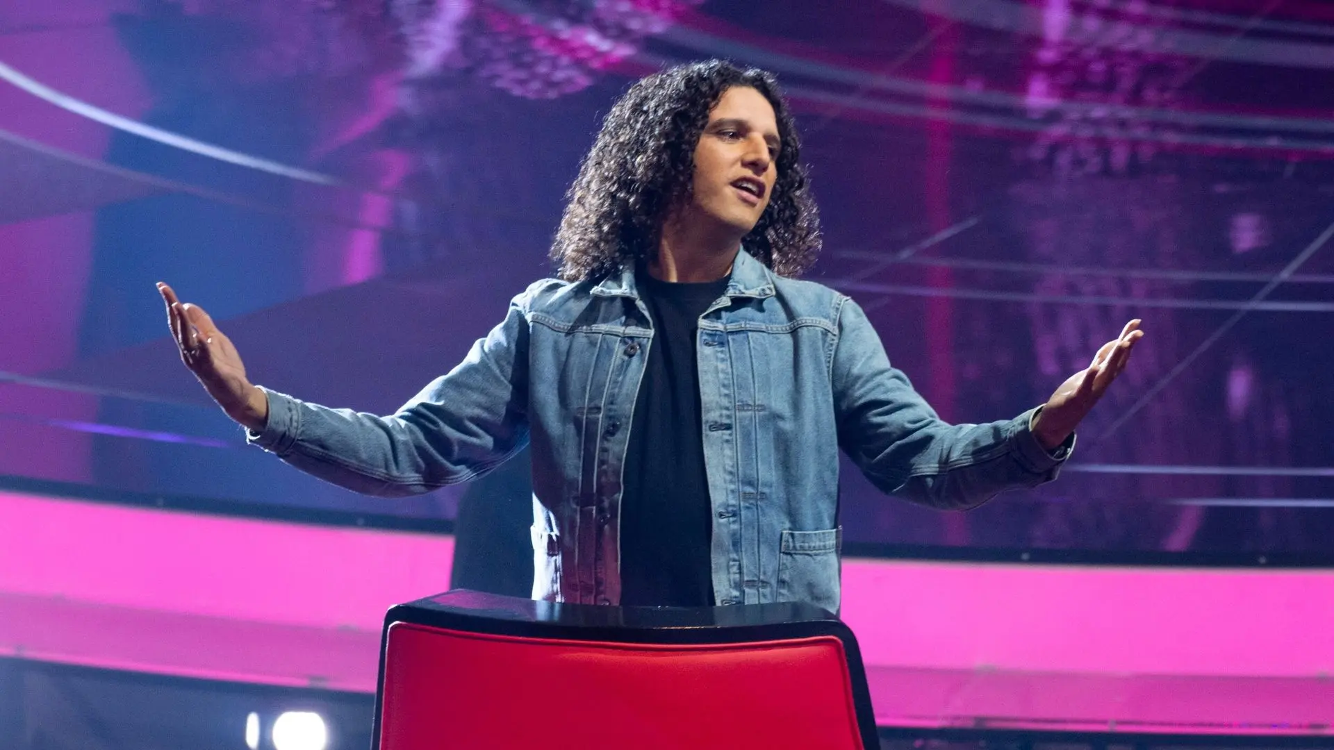 rapper en the voice coach ali b