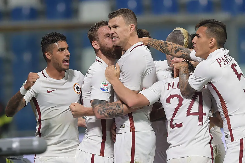 abbraccio squadra a dzeko sassuolo