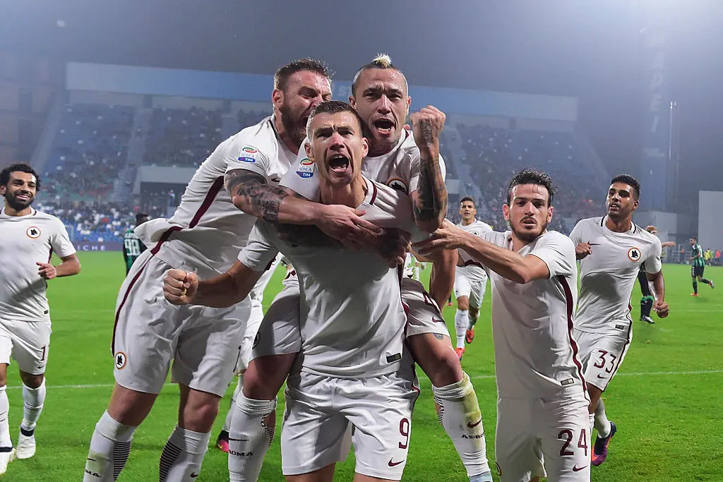 dzeko esulta sulle spalle nainggolan de rossi sassuolo roma