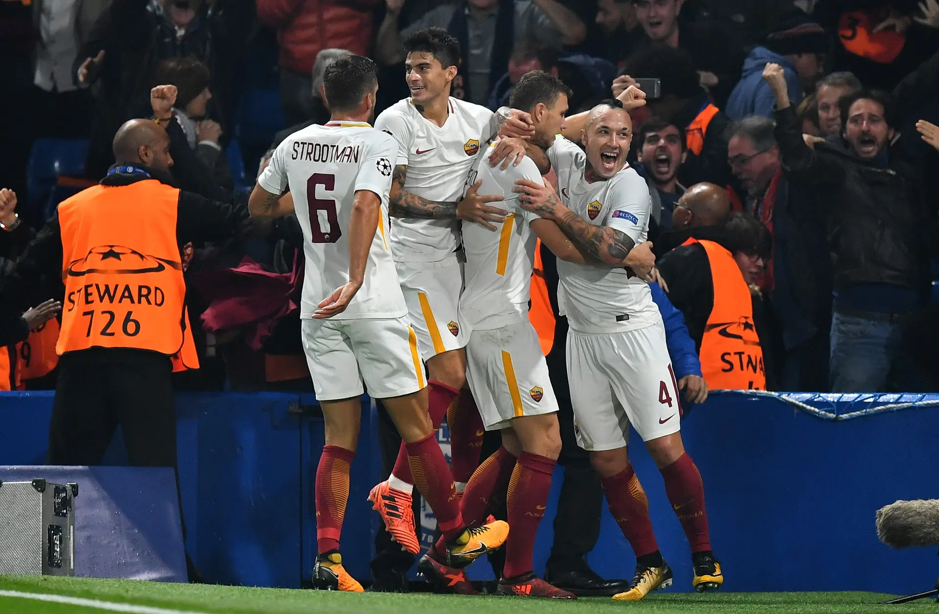 gruppo roma esulta gol